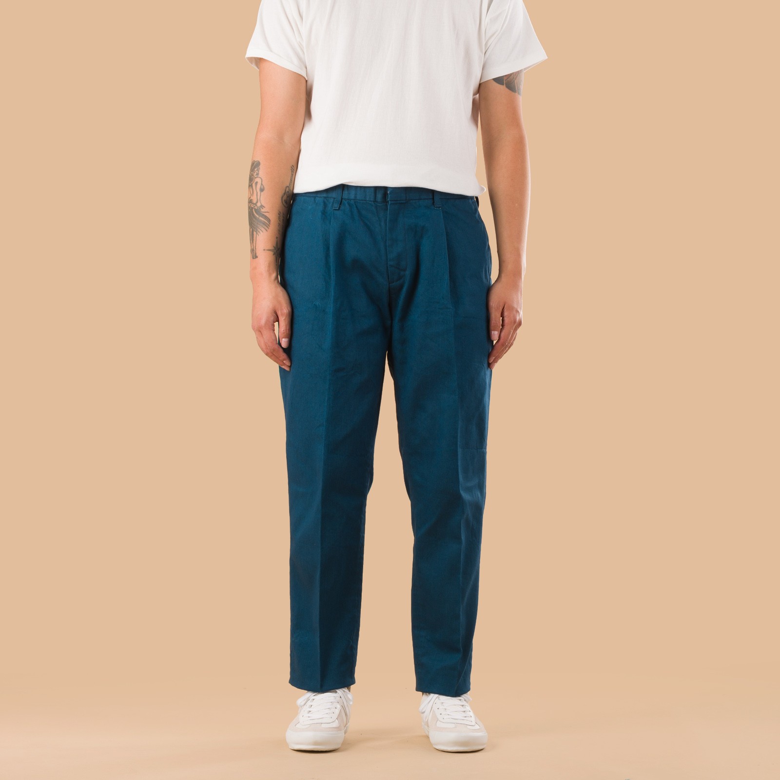 pantalon denim greencast ajusté Sugar & Co image flâneurs porté de face