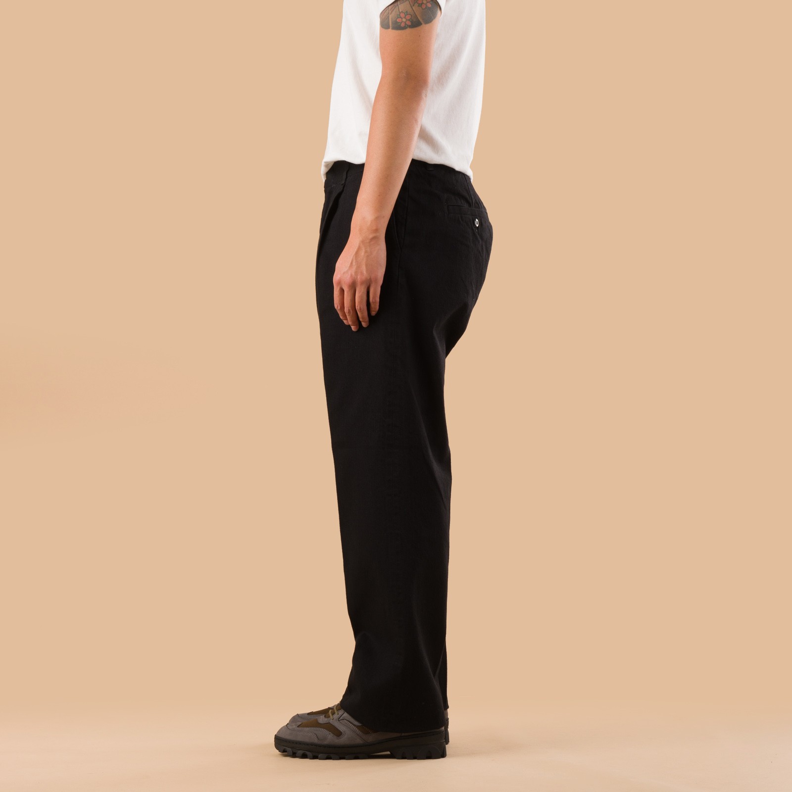 pantalon noir droit Sugar & Co image flâneurs porté de profil