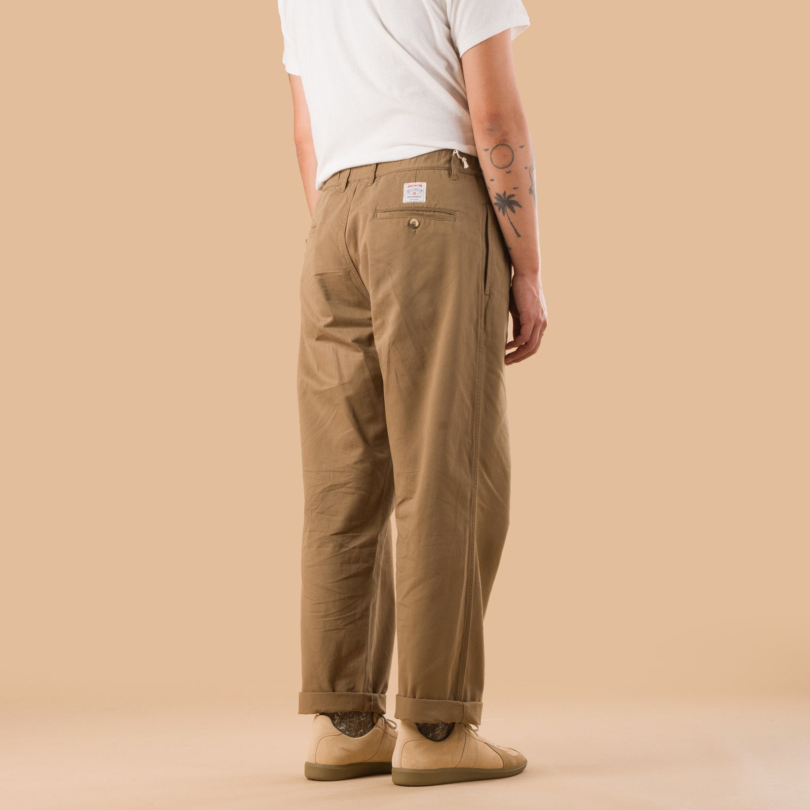 pantalon beige Sugar & Co image flâneurs porté de dos