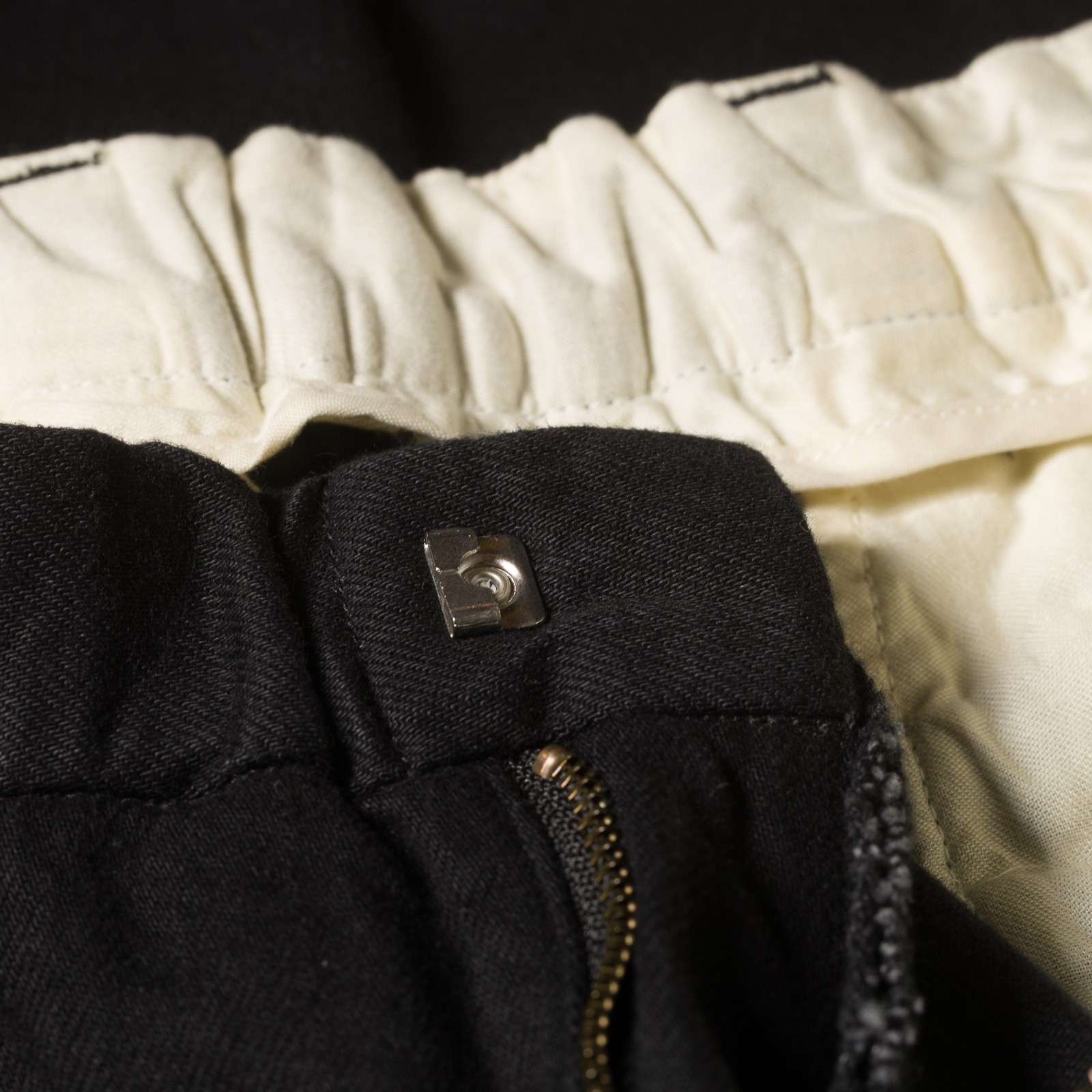 Image-Flâneurs_pantalon noir ajusté Sugar & Co_détail-1