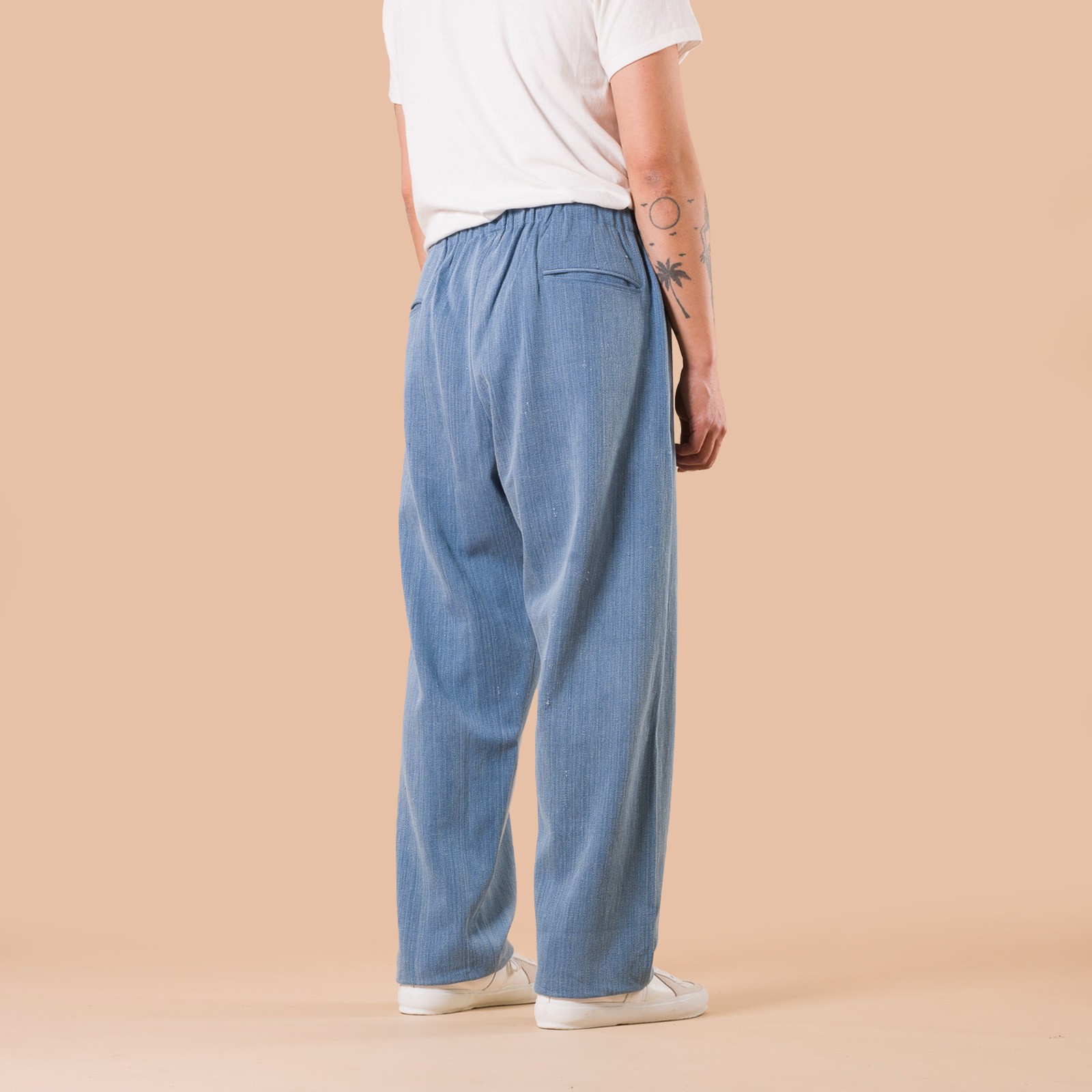 Image-Flâneurs_KARDO X FLANEURS / Taka Trousers Handwoven Denim Mid Indigo_de-dos