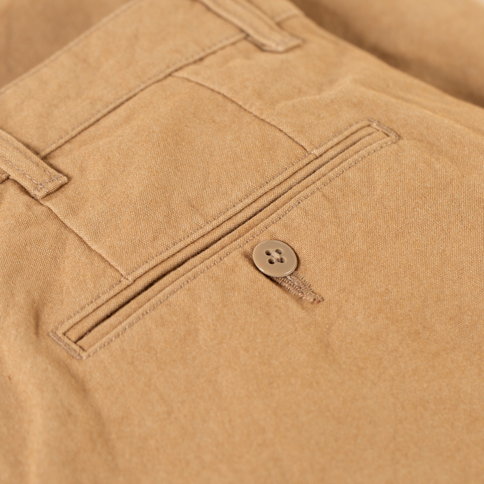 detail back pocket  flaneurs BEAMS PLUS x FLANEURS collaboration pantalon chino 2 Pleats Trousers Canvas Washer Camel 3