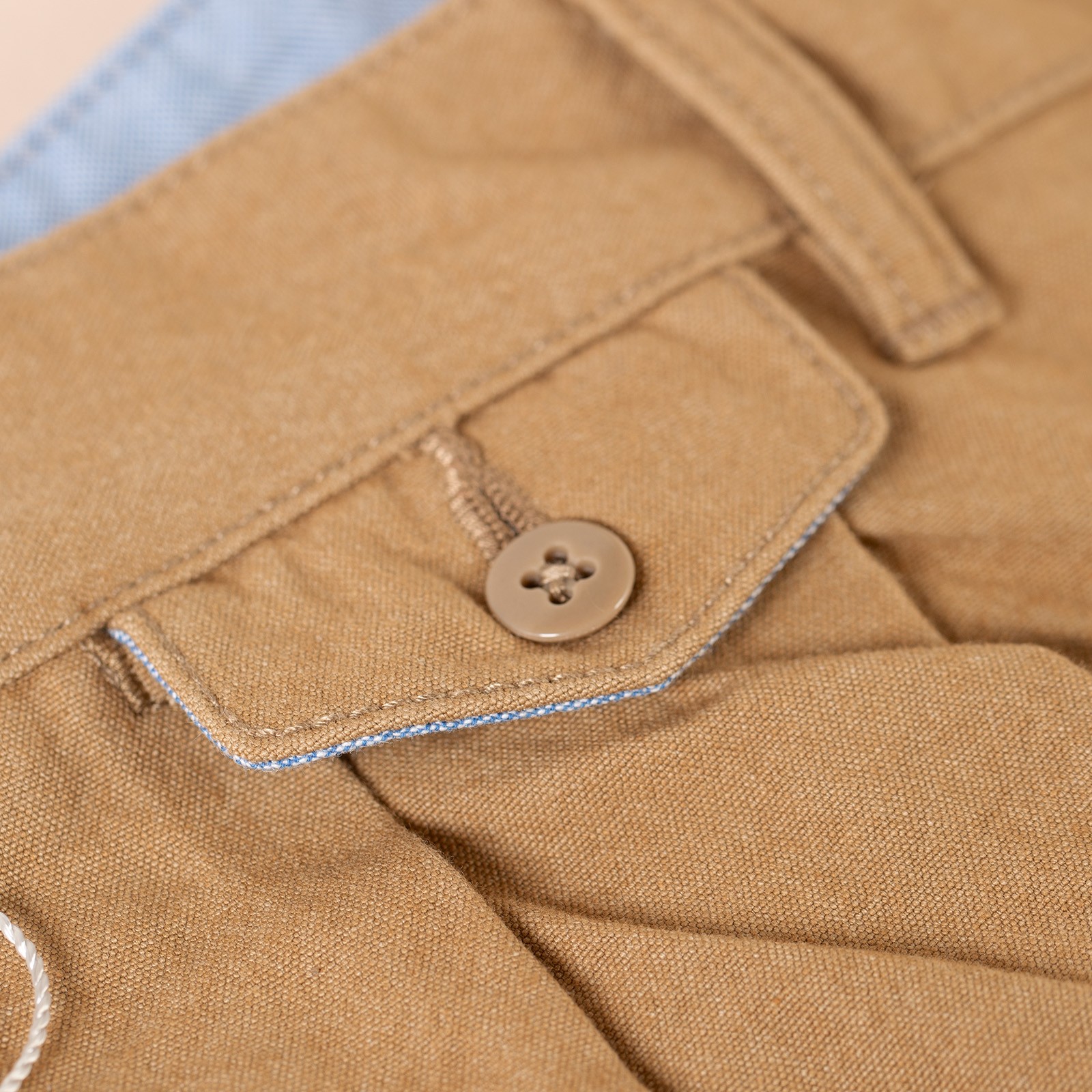 detail coin pocket  flaneurs BEAMS PLUS x FLANEURS collaboration pantalon chino 2 Pleats Trousers Canvas Washer Camel