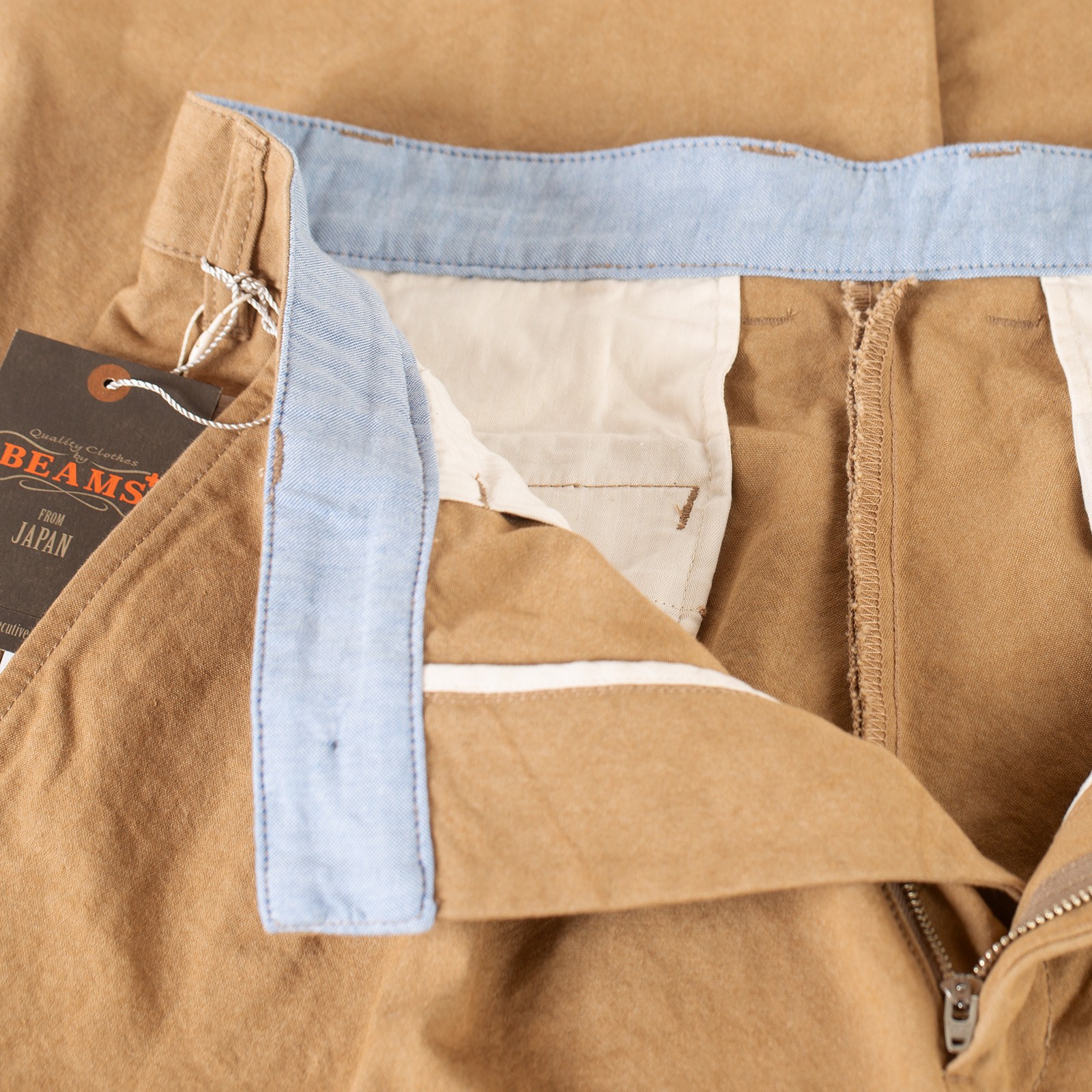 detail inside 2 flaneurs BEAMS PLUS x FLANEURS collaboration pantalon chino 2 Pleats Trousers Canvas Washer Camel