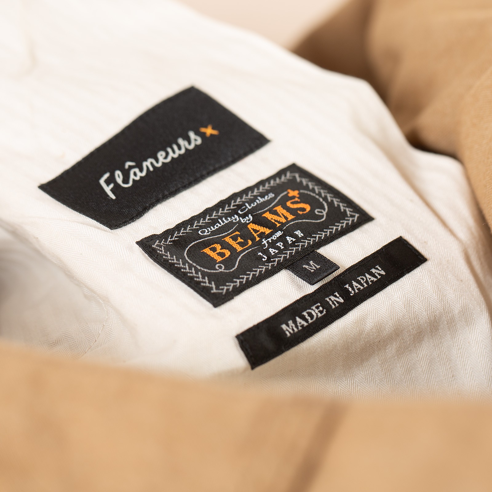 detail tag flaneurs BEAMS PLUS x FLANEURS collaboration pantalon chino 2 Pleats Trousers Canvas Washer Camel