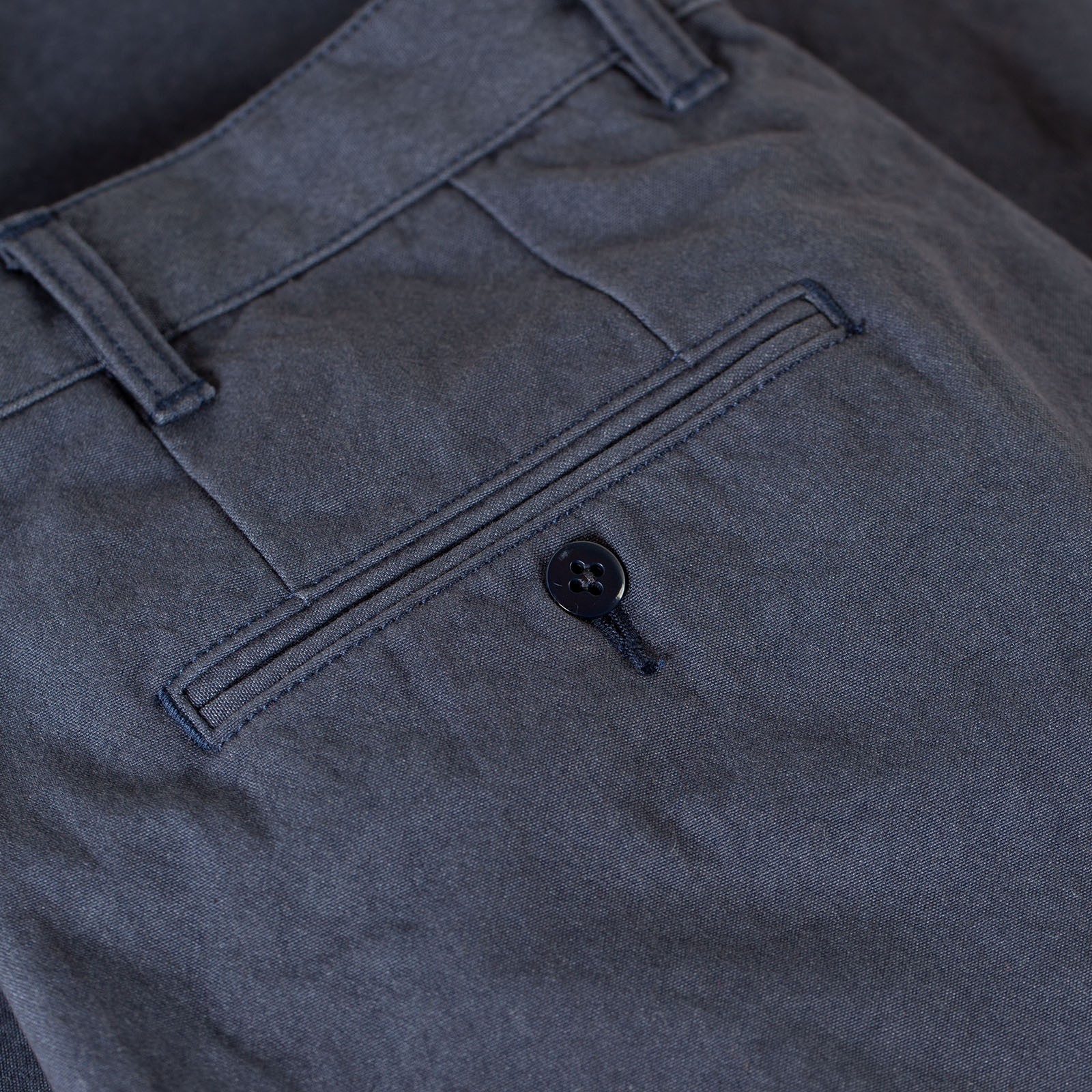 detail back pocket  flaneurs BEAMS PLUS x FLANEURS collaboration pantalon chino 2 Pleats Trousers Canvas Washer navy