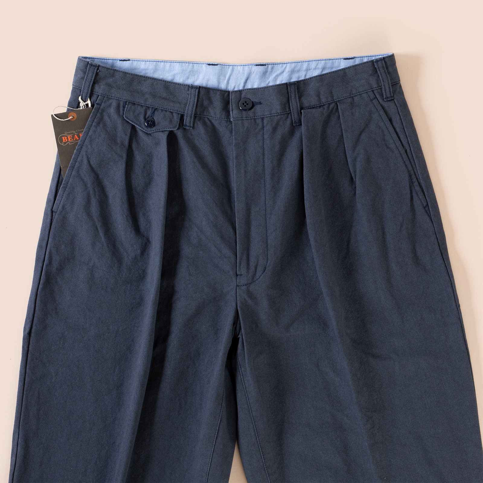 detail flaneurs BEAMS PLUS x FLANEURS collaboration pantalon chino 2 Pleats Trousers Canvas Washer Navy 2