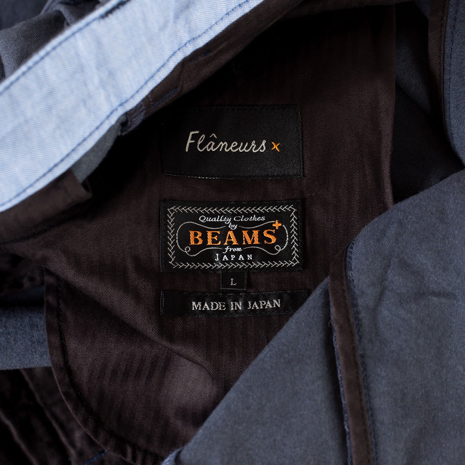 detail tag flaneurs BEAMS PLUS x FLANEURS collaboration pantalon chino 2 Pleats Trousers Canvas Washer navy