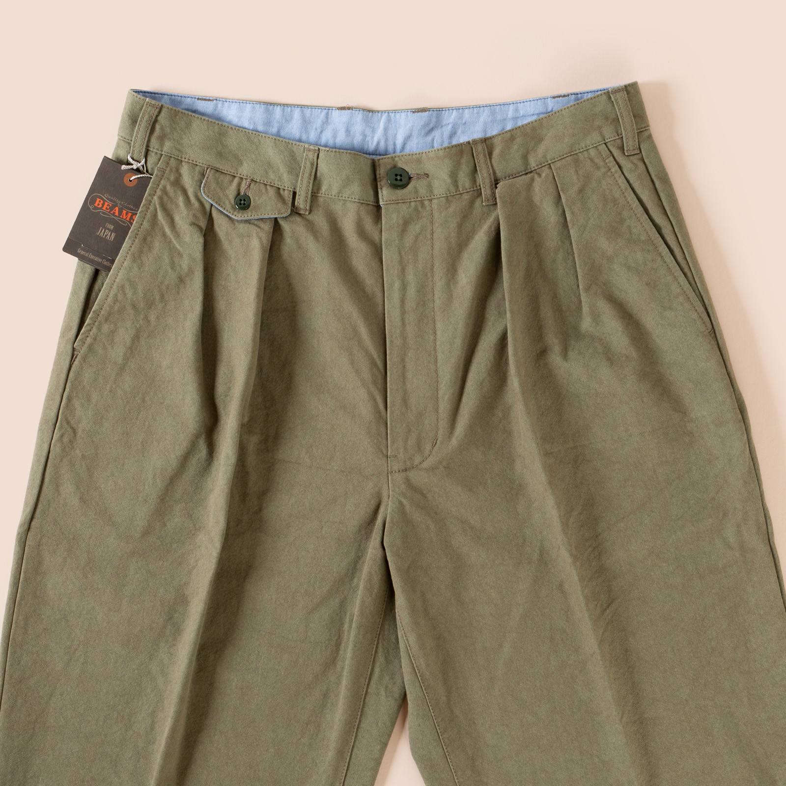 detail flaneurs BEAMS PLUS x FLANEURS collaboration pantalon chino 2 Pleats Trousers Canvas Washer green 2