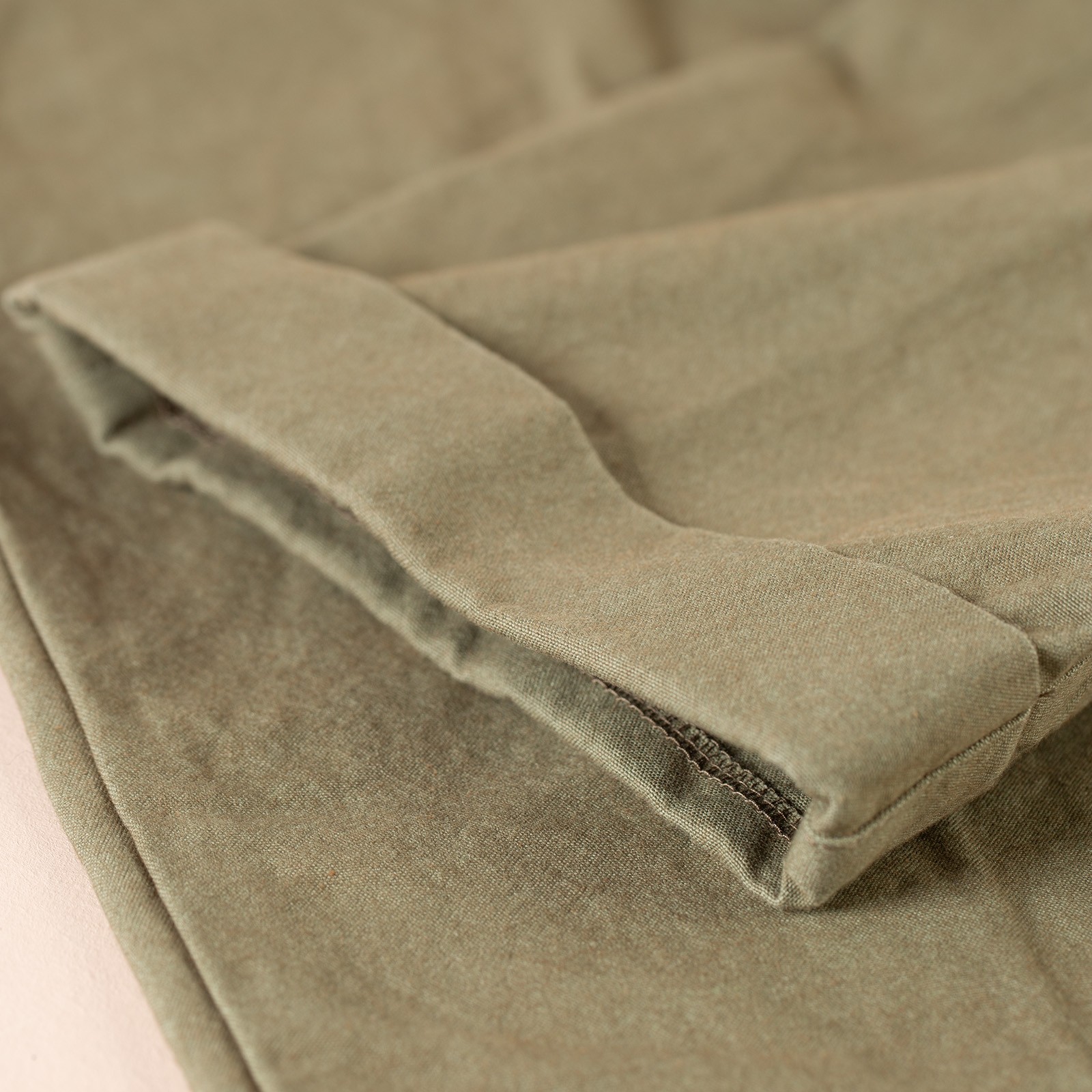 detail ourlet flaneurs BEAMS PLUS x FLANEURS collaboration pantalon chino 2 Pleats Trousers Canvas Washer green