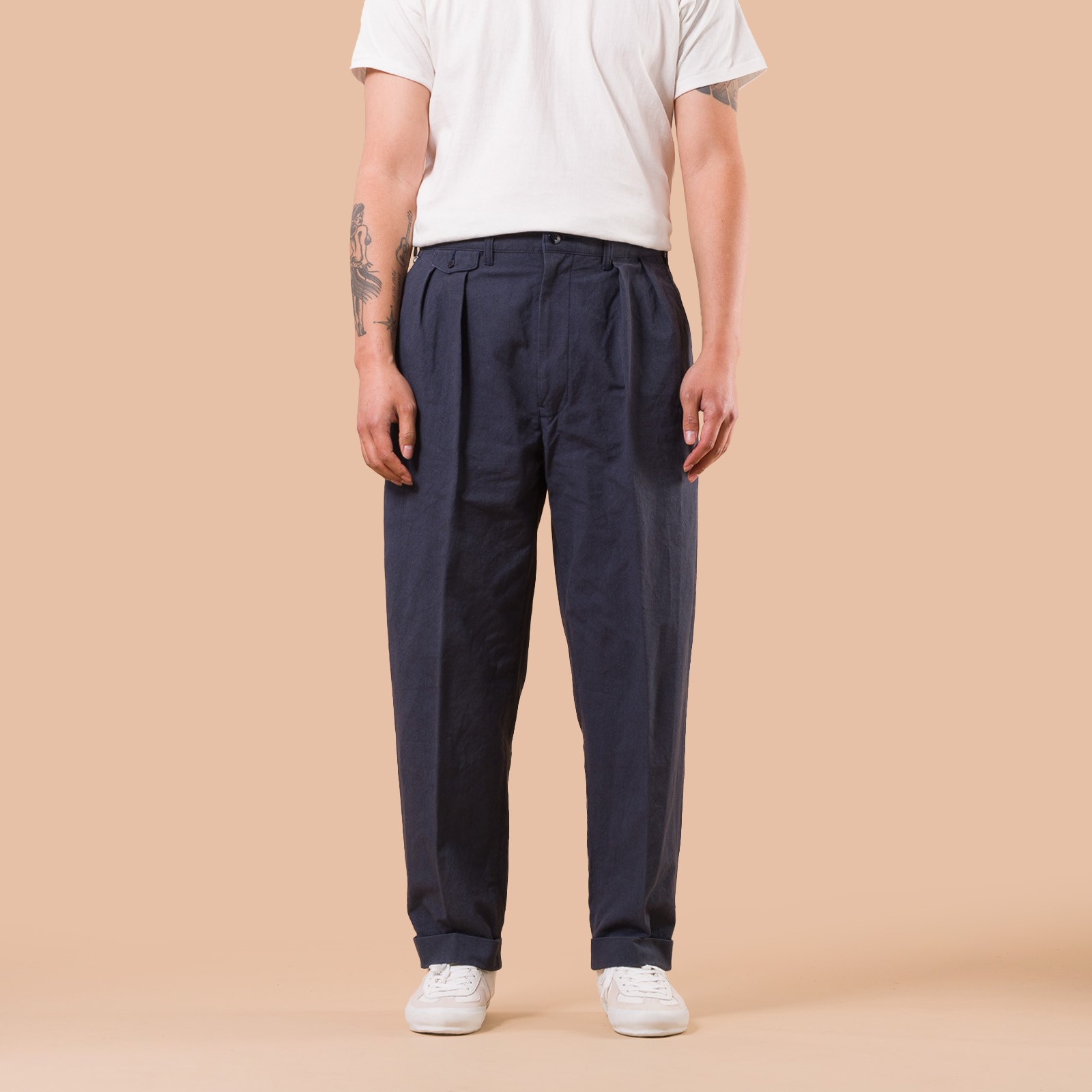 flaneurs BEAMS PLUS x FLANEURS collaboration pantalon chino 2 Pleats Trousers Canvas Washer Navy de face