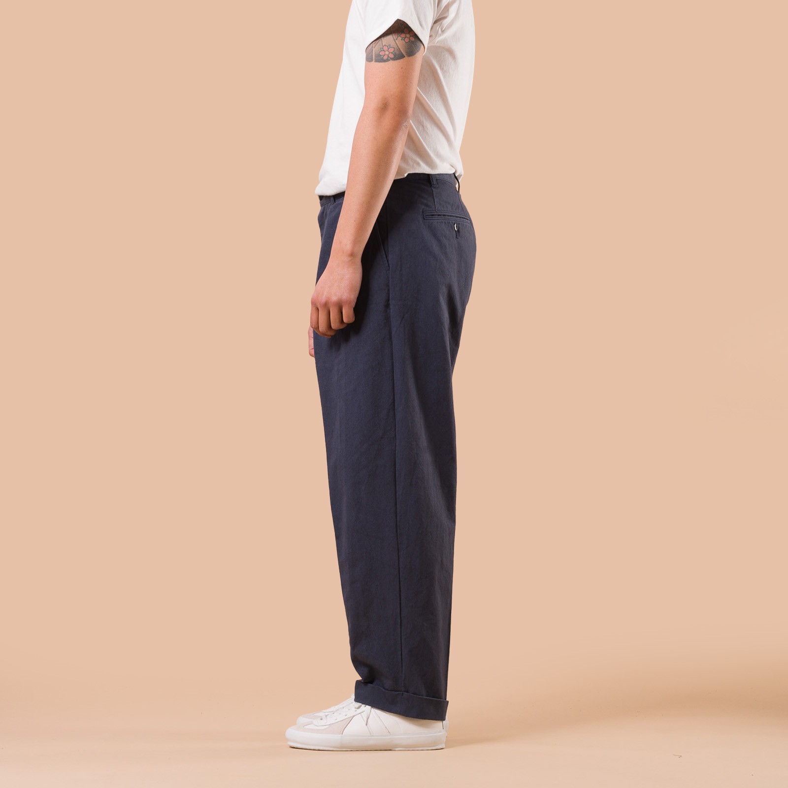 flaneurs BEAMS PLUS x FLANEURS collaboration pantalon chino 2 Pleats Trousers Canvas Washer Navy de profil