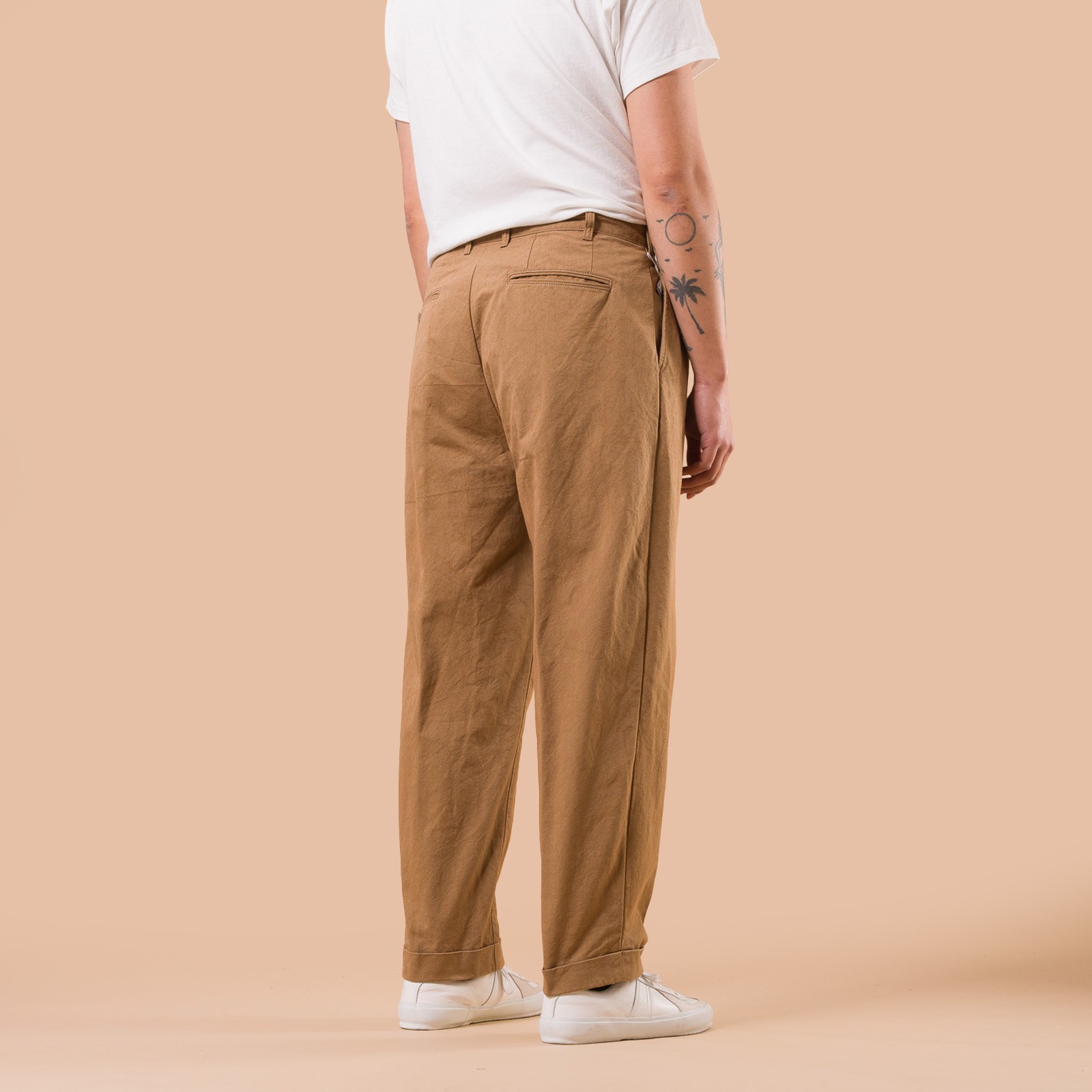 flaneurs BEAMS PLUS x FLANEURS collaboration pantalon chino 2 Pleats Trousers Canvas Washer Camel de dos