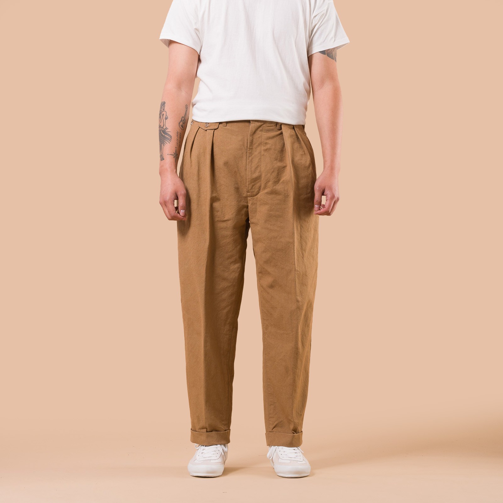flaneurs BEAMS PLUS x FLANEURS collaboration pantalon chino 2 Pleats Trousers Canvas Washer Camel de face