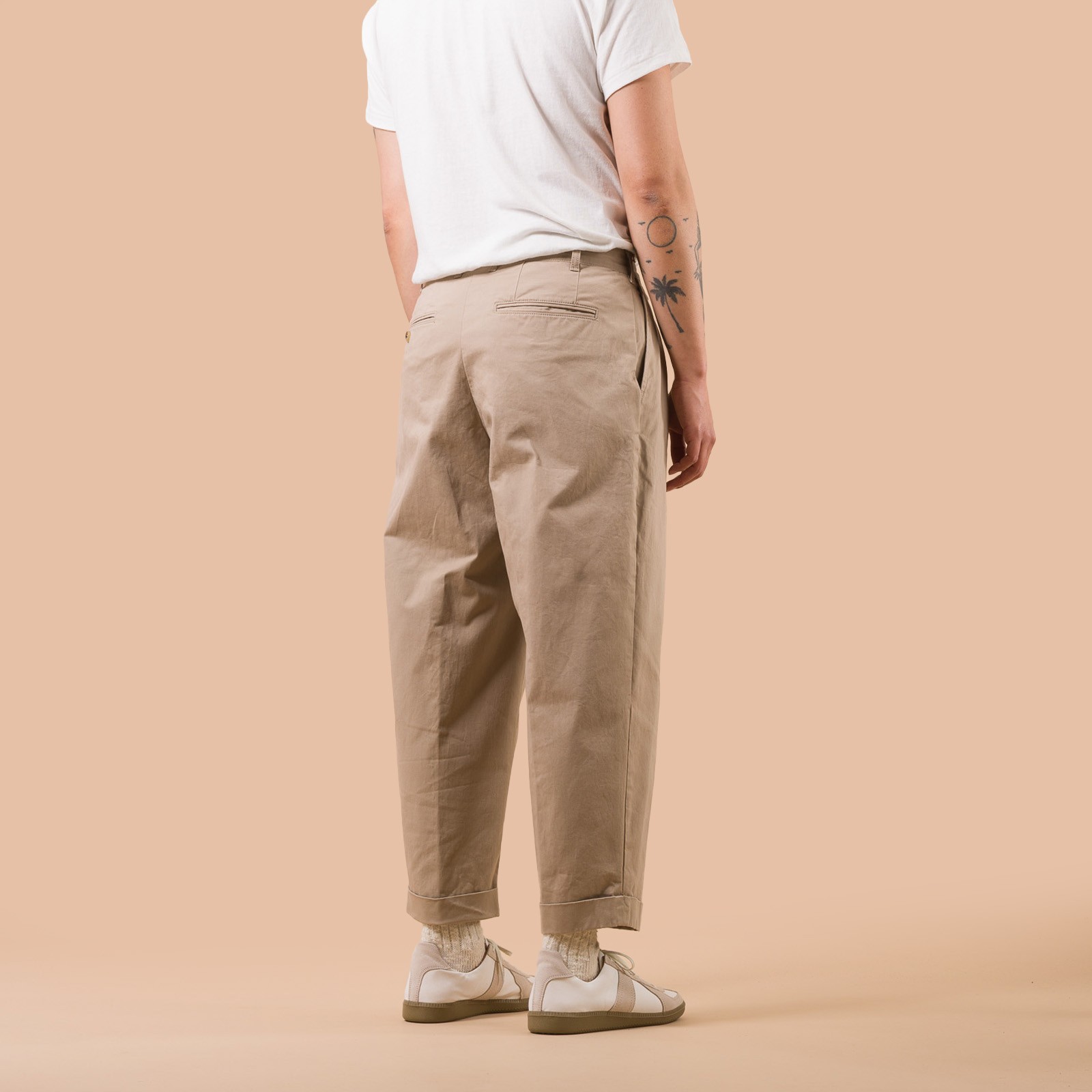 Pantalon-à-pinces-BEAMS PLUS-2 Pleats Twill Trousers-couleur-Khaki-de-dos