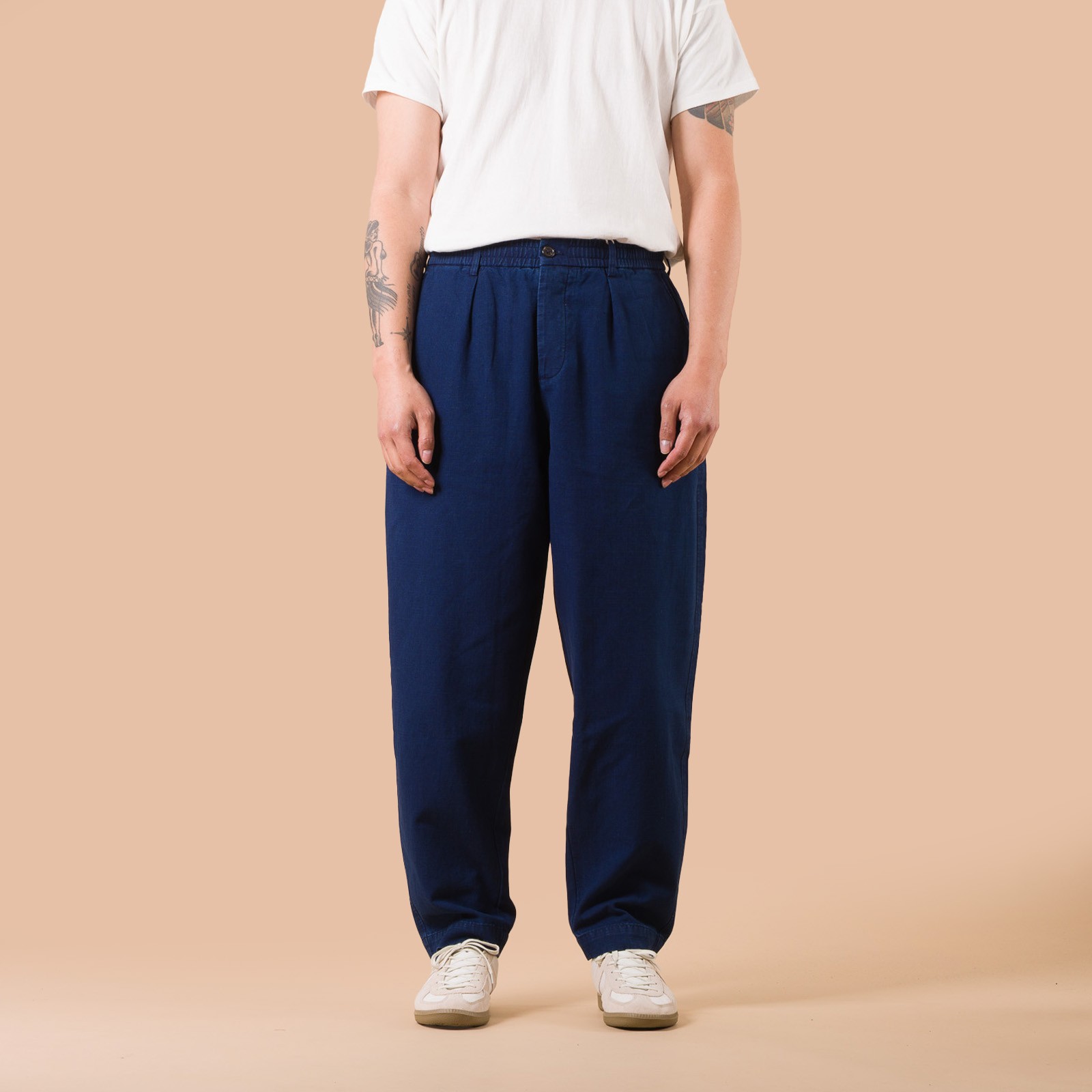 Image-Flâneurs_UNIVERSAL WORKS / Kimstop Pleated Track Pant Indigo_de face