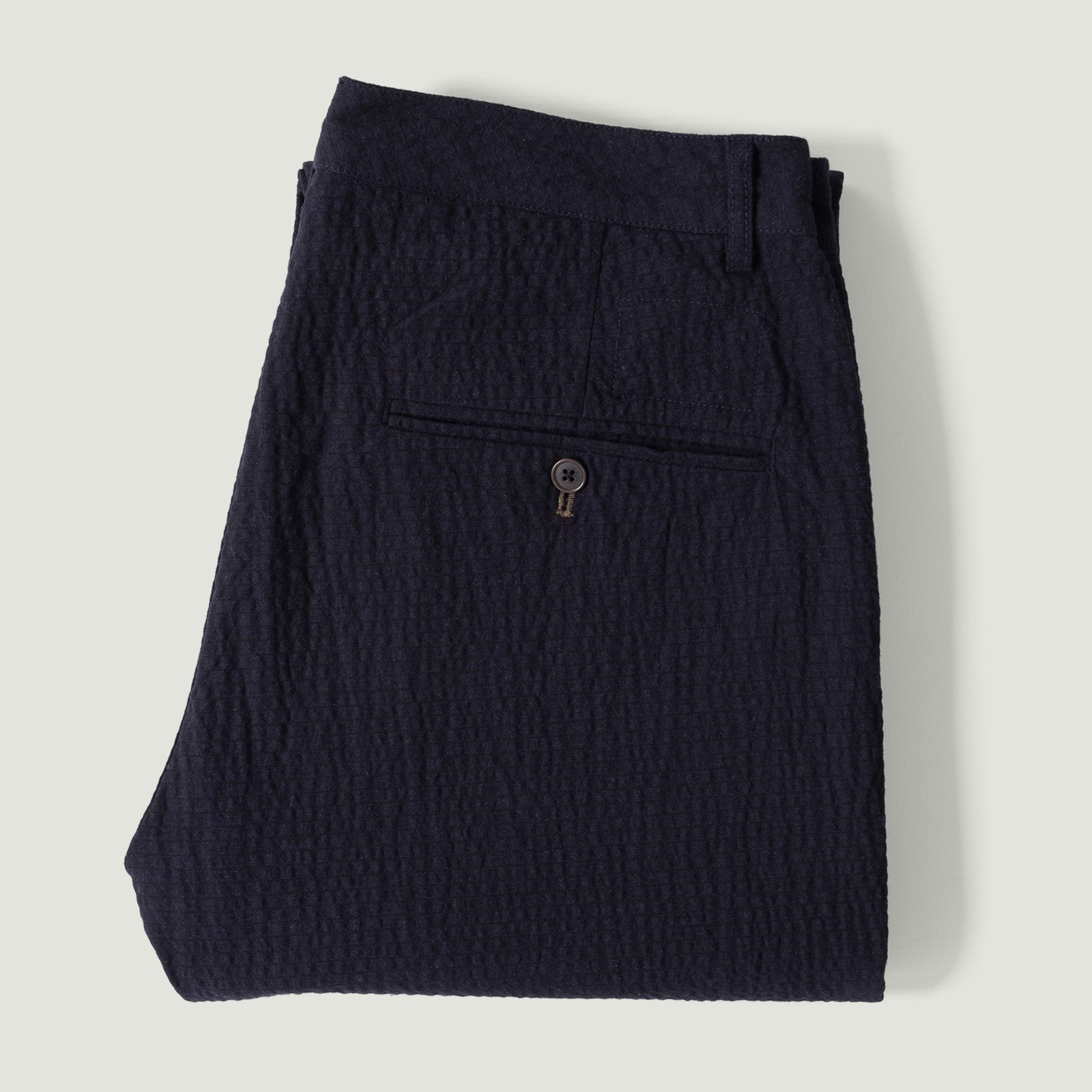 vignette-flâneurs-UNIVERSAL-WORKS_-Military-Chino-Ospina-Cotton-Dark-Navy