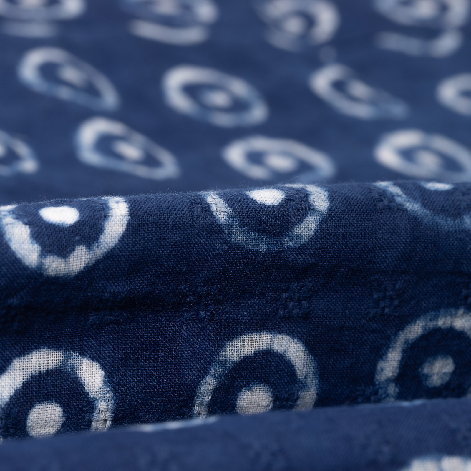 Image-Flâneurs_UNIVERSAL WORKS / Camper Shirt Block Print Circles Indigo détail