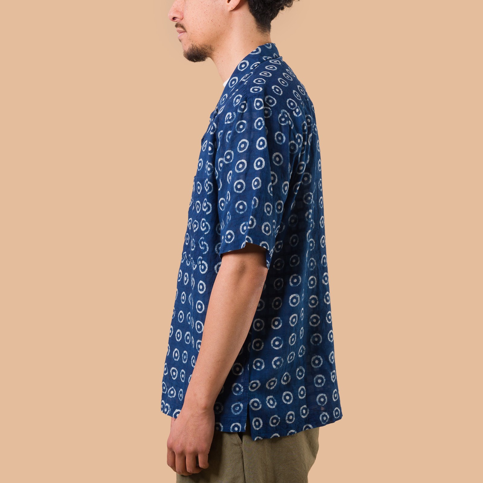 Image-Flâneurs_UNIVERSAL WORKS / Camper Shirt Block Print Circles Indigo_de profil