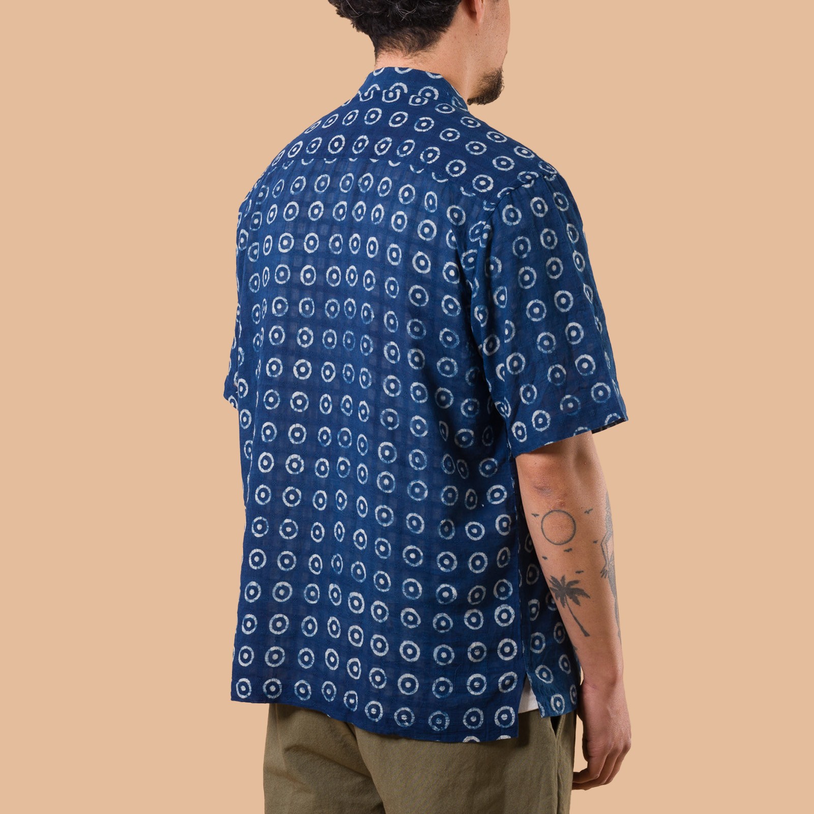 Image-Flâneurs_UNIVERSAL WORKS / Camper Shirt Block Print Circles Indigo_de dos