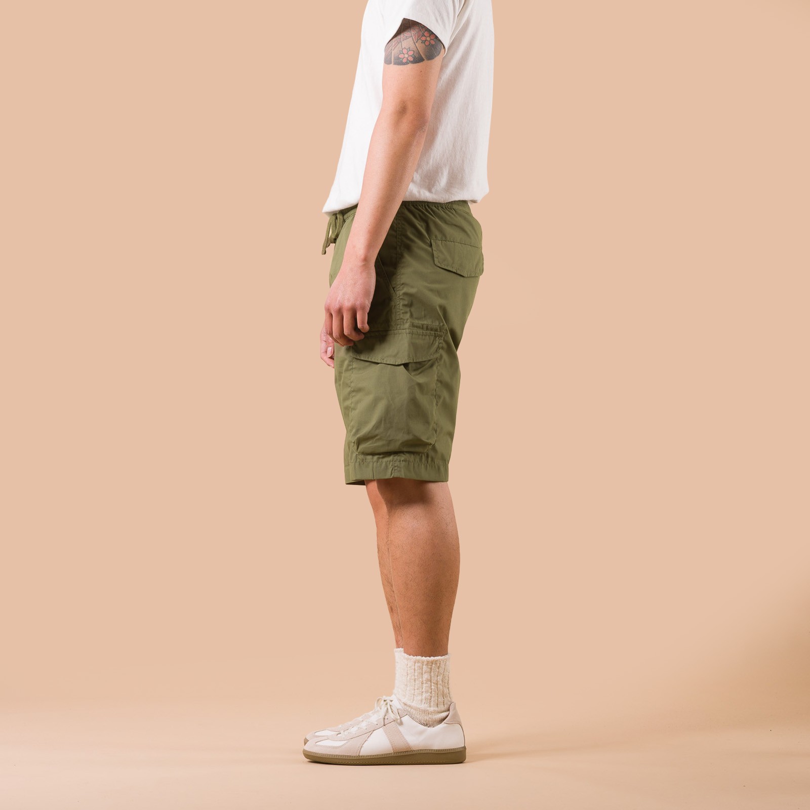 Image-Flâneurs_UNIVERSAL WORKS / Recycled Polytech Parachute Short Olive_ de profil
