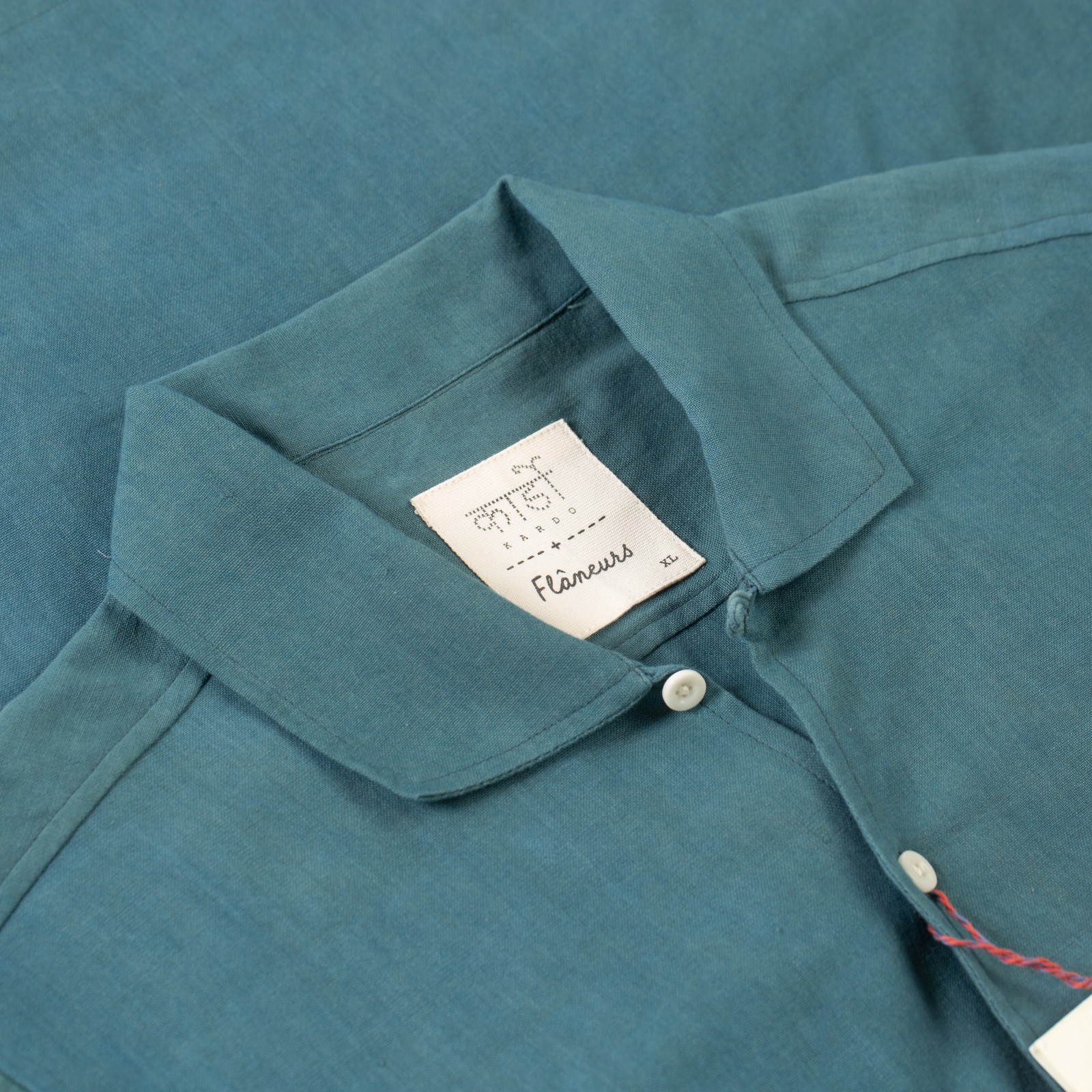 détails col KARDO x FLANEURS  LS Shirt Handwoven Denim Indigo (2)