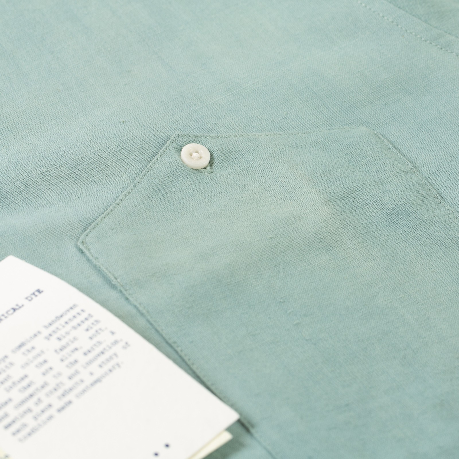 détail poche KARDO x FLANEURS  LS Shirt Handwoven Denim Light Indigo (4)