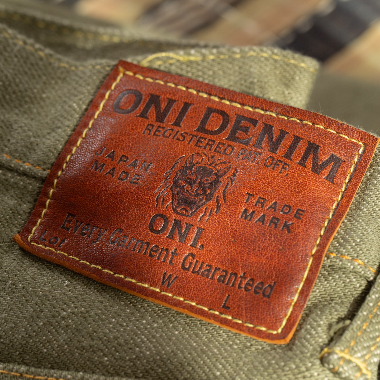 détail leather patch flaneurs ONI DENIM  822-18oz Super Wide Tapered Olive Drab Denim