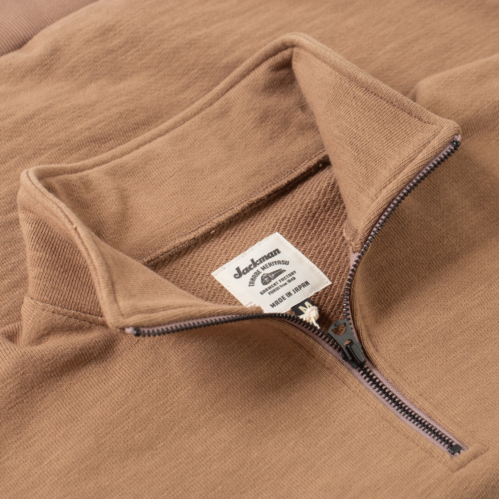 detail col flaneurs JACKMAN  GG Sweat Half-Zip camel (2)
