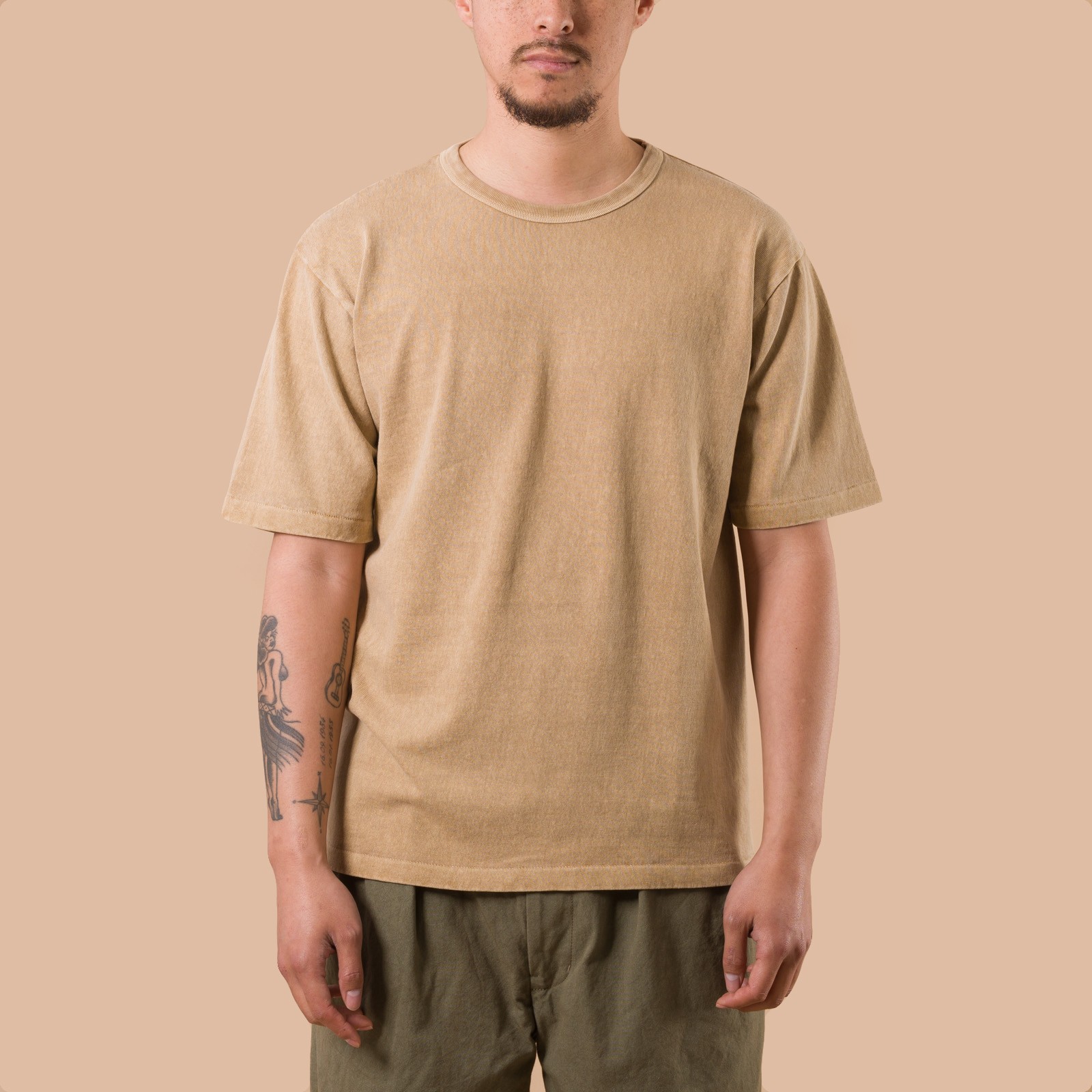 image porté flaneurs DUBBLE WORKS Heavyweight Short Sleeve Tee Pigment Dye Dark Beige front