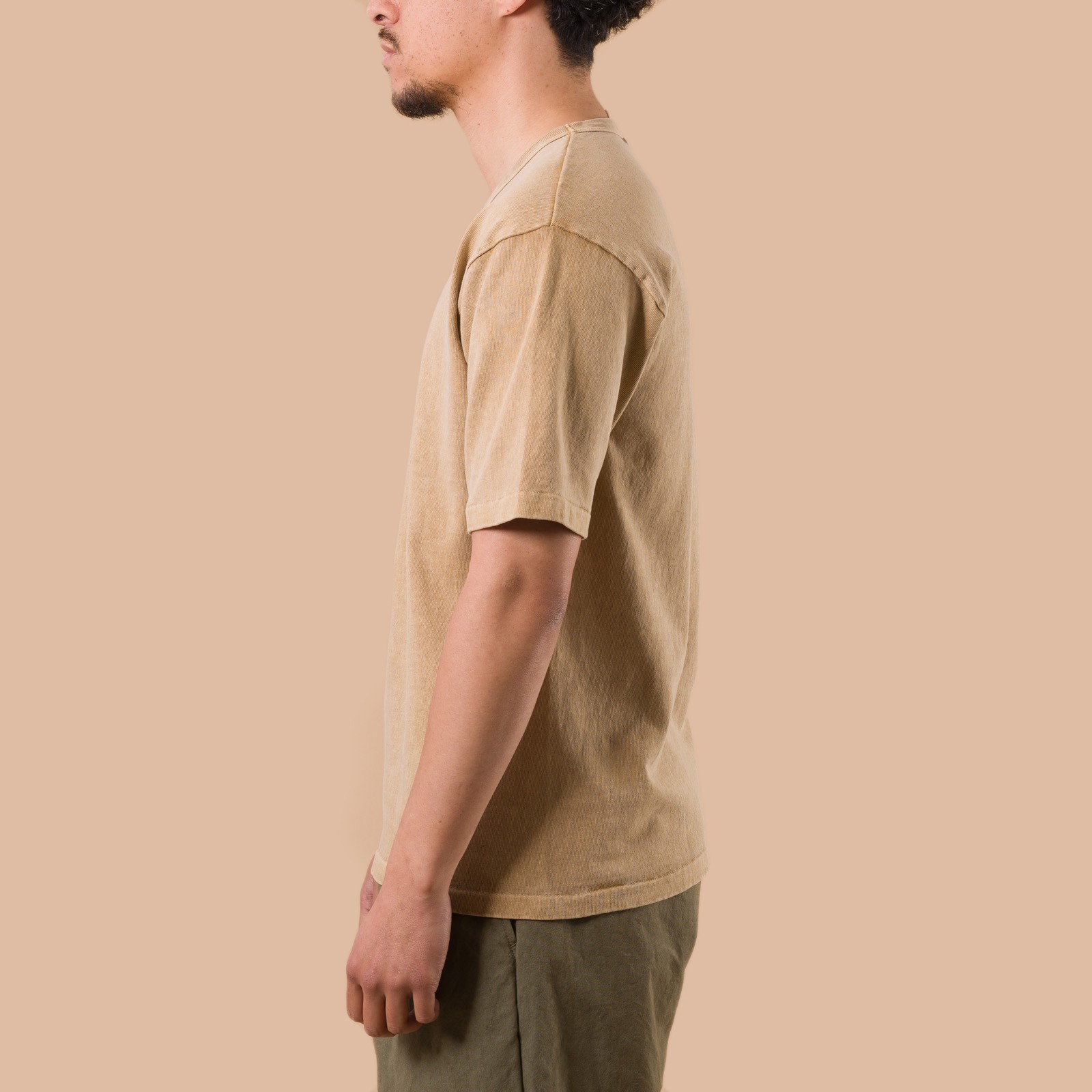 image porté flaneurs DUBBLE WORKS Heavyweight Short Sleeve Tee Pigment Dye Dark Beige side