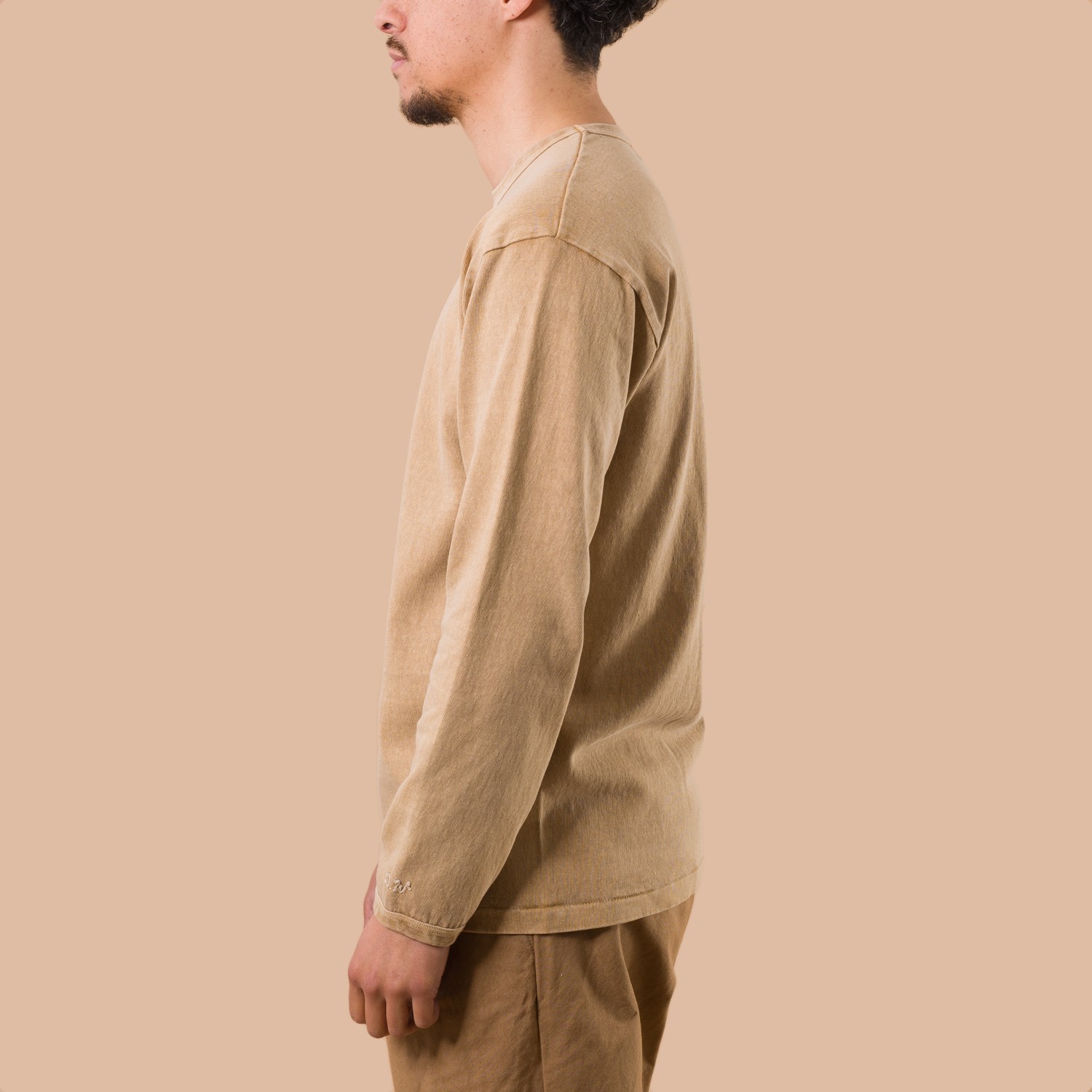 image porté flaneurs DUBBLE WORKS Heavyweight long Sleeve Tee Pigment Dye Dark Beige profil