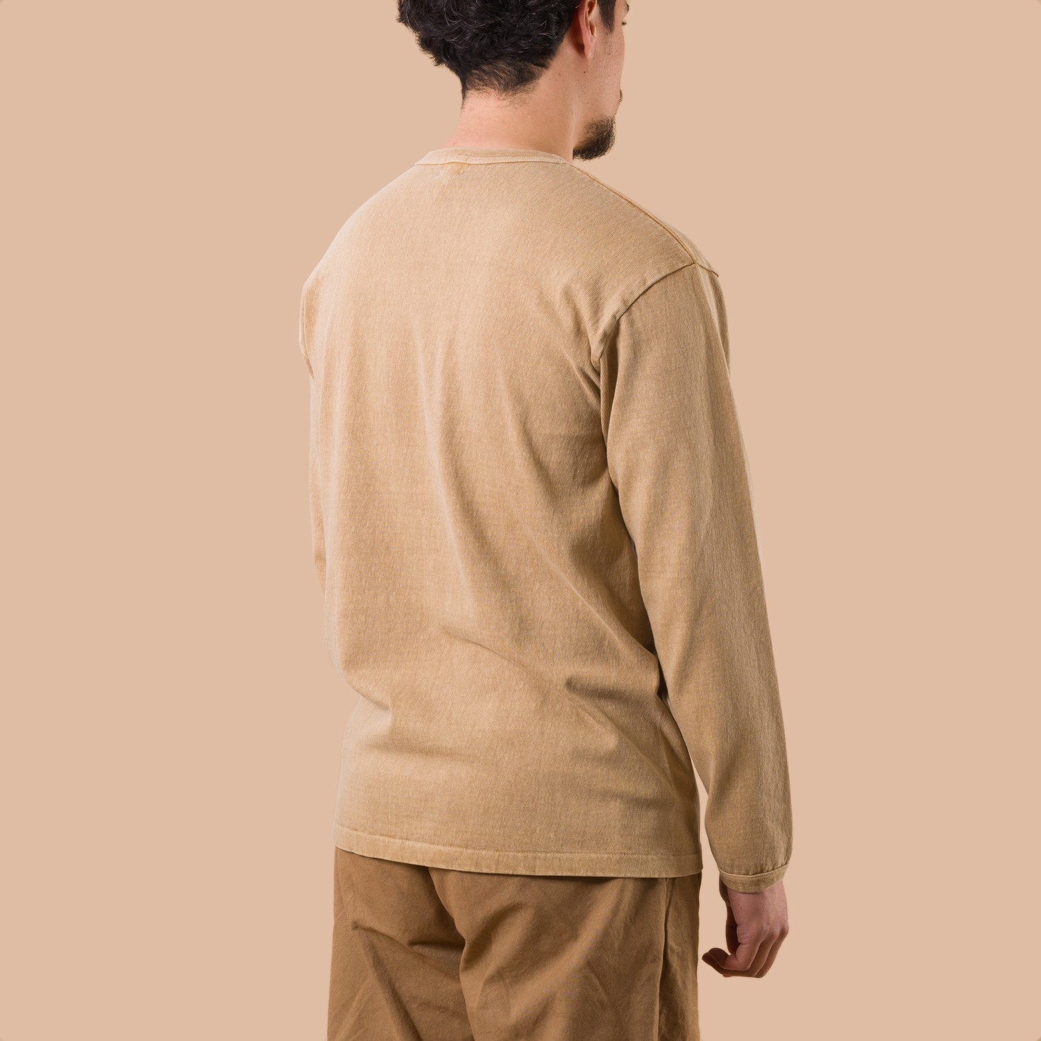 image porté flaneurs DUBBLE WORKS Heavyweight long Sleeve Tee Pigment Dye Dark Beige back
