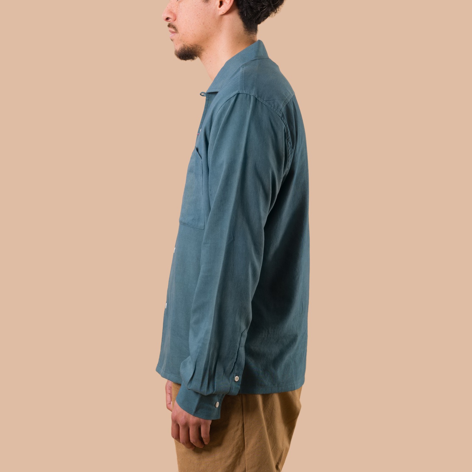 KARDO x FLANEURS LS Shirt Handwoven Denim Indigo de profil