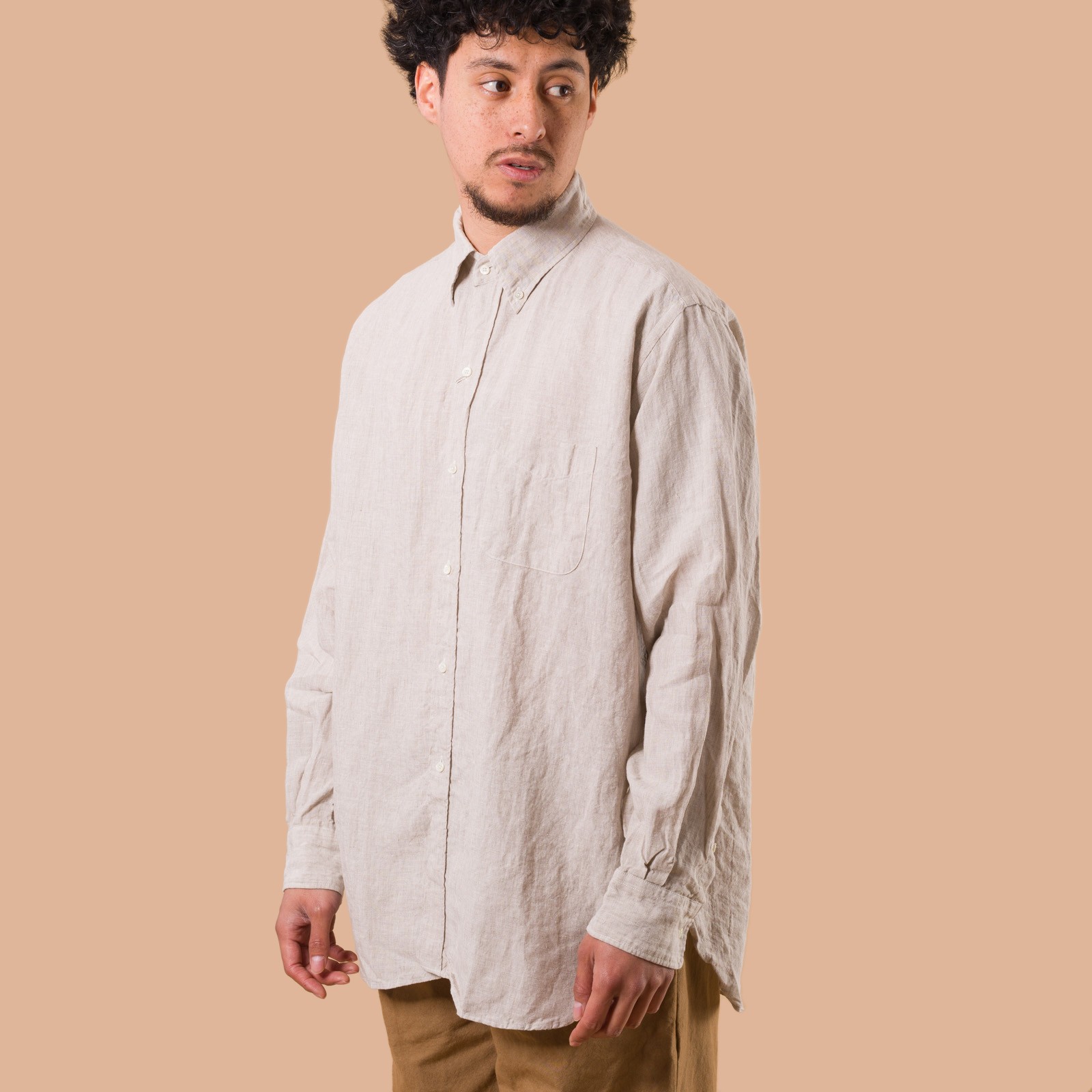 image flaneurs chemise en lin natural Beams Plus Japan portée de profil