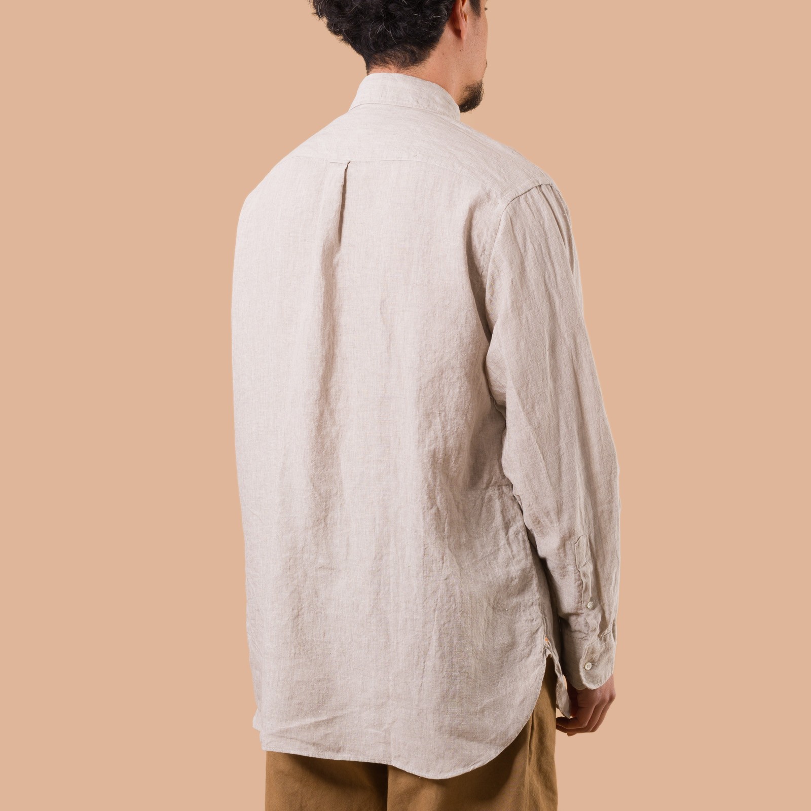 image flaneurs chemise en lin natural Beams Plus Japan portée de dos