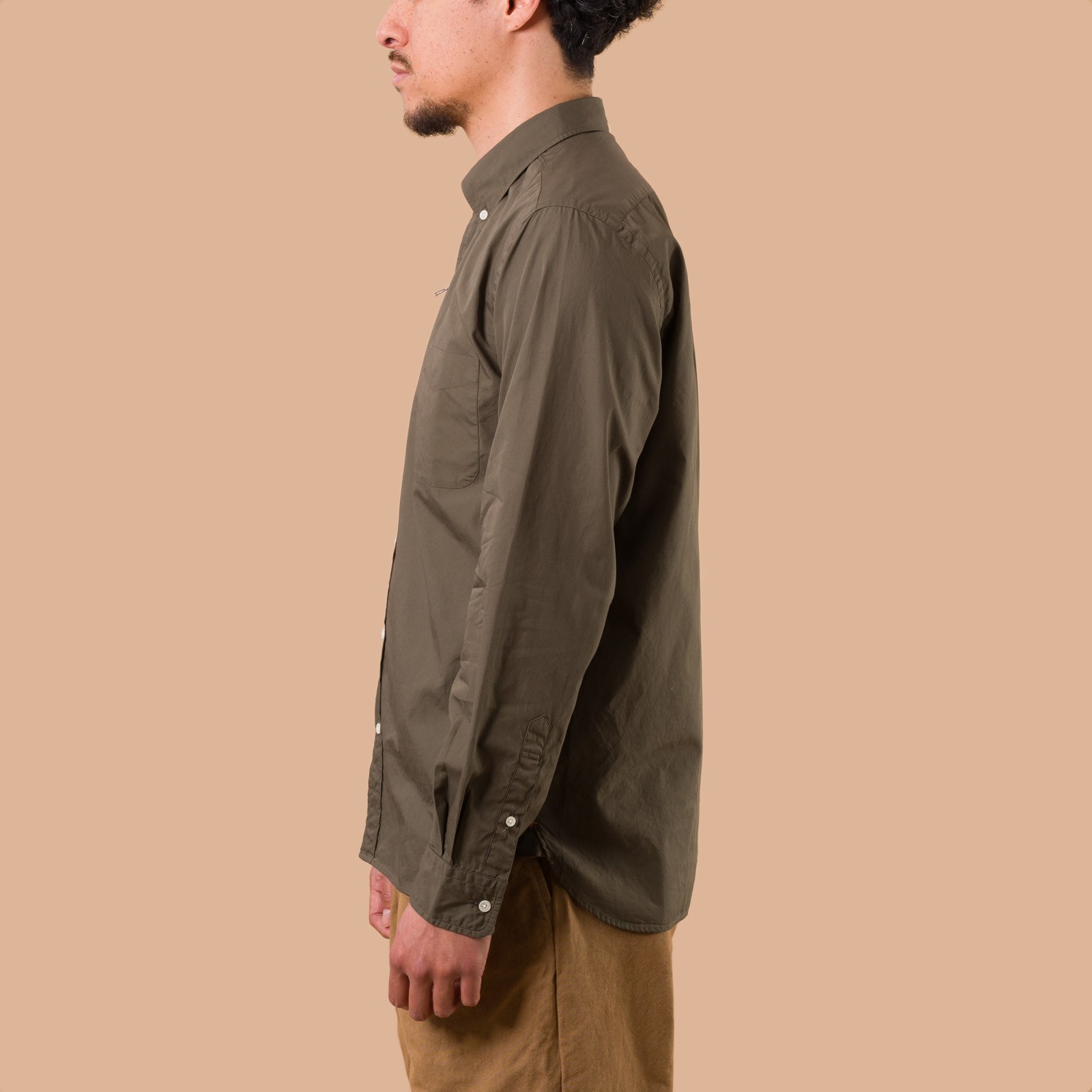 image flaneurs chemise olive Beams Plus Japan porté de profil