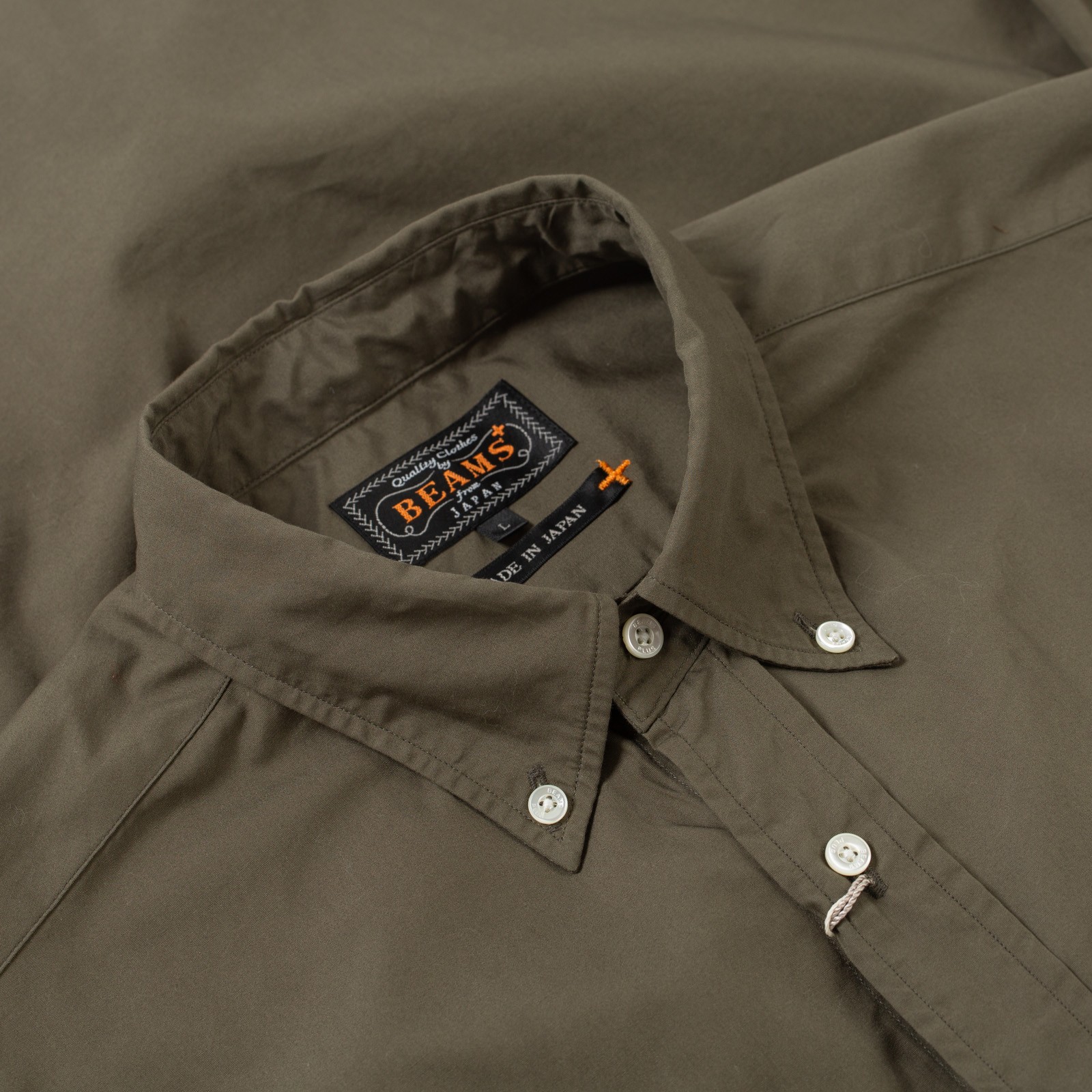 image detail col flaneurs chemise olive Beams Plus Japan porté de face (2)