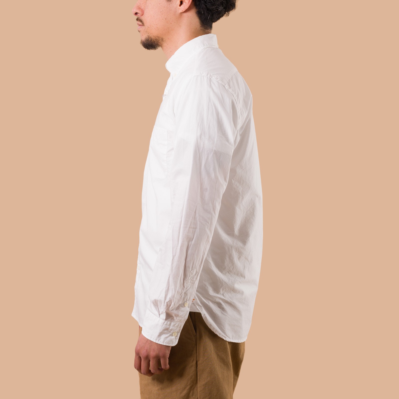 image portée de profil flaneurs chemise oxford blanche Beams Plus Japan