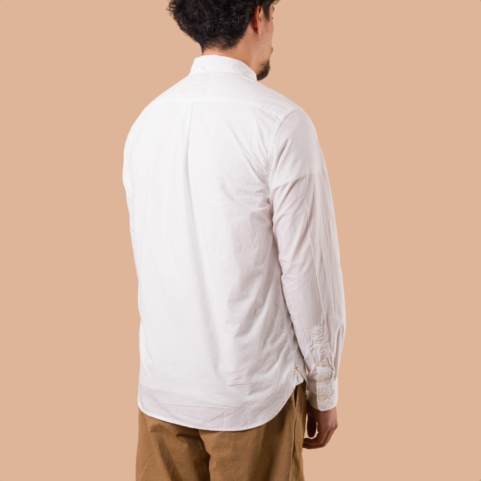 image portée de dos flaneurs chemise oxford blanche Beams Plus Japan