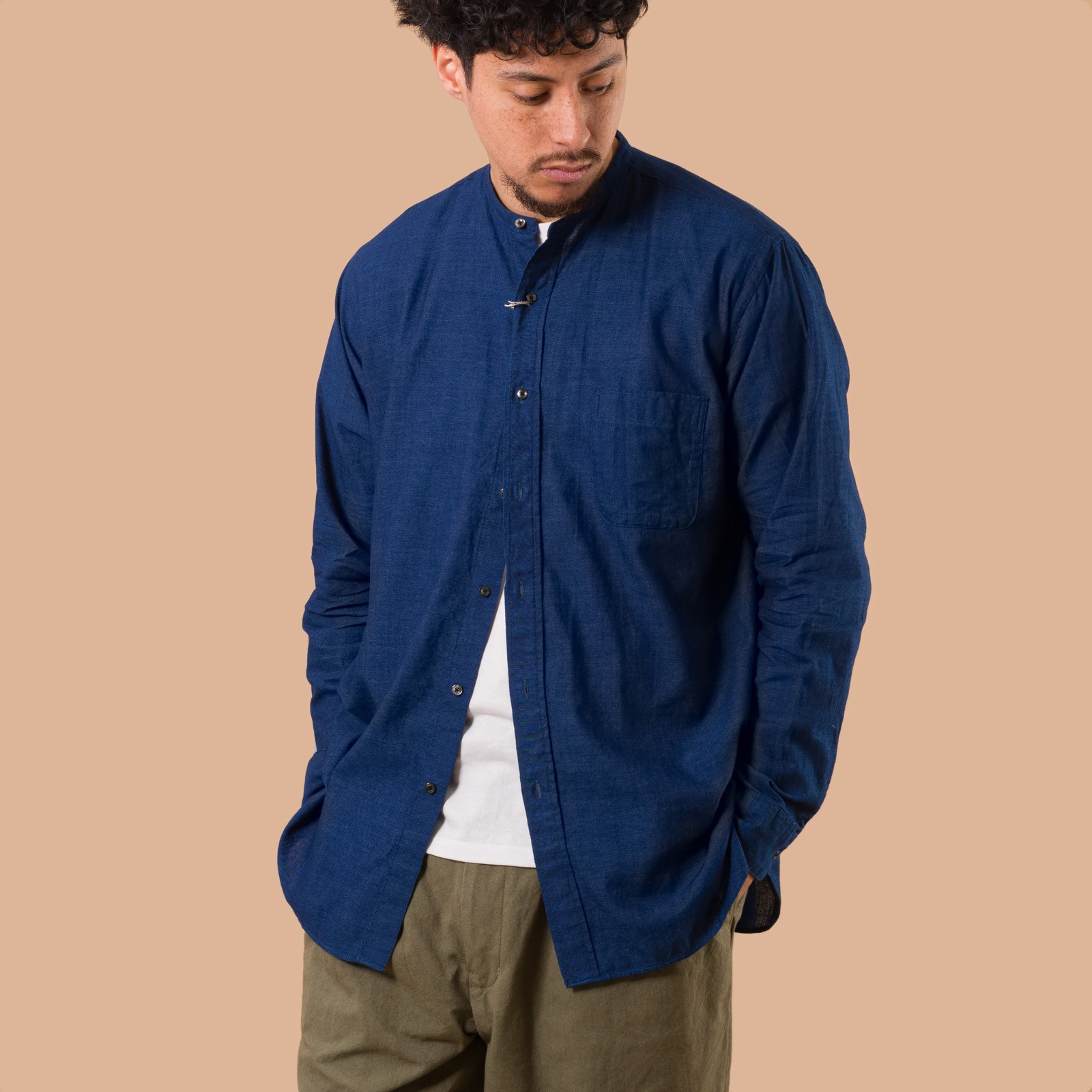 image porté chamise BEAMS PLUS  Band Collar Shirt Indigo Chambray