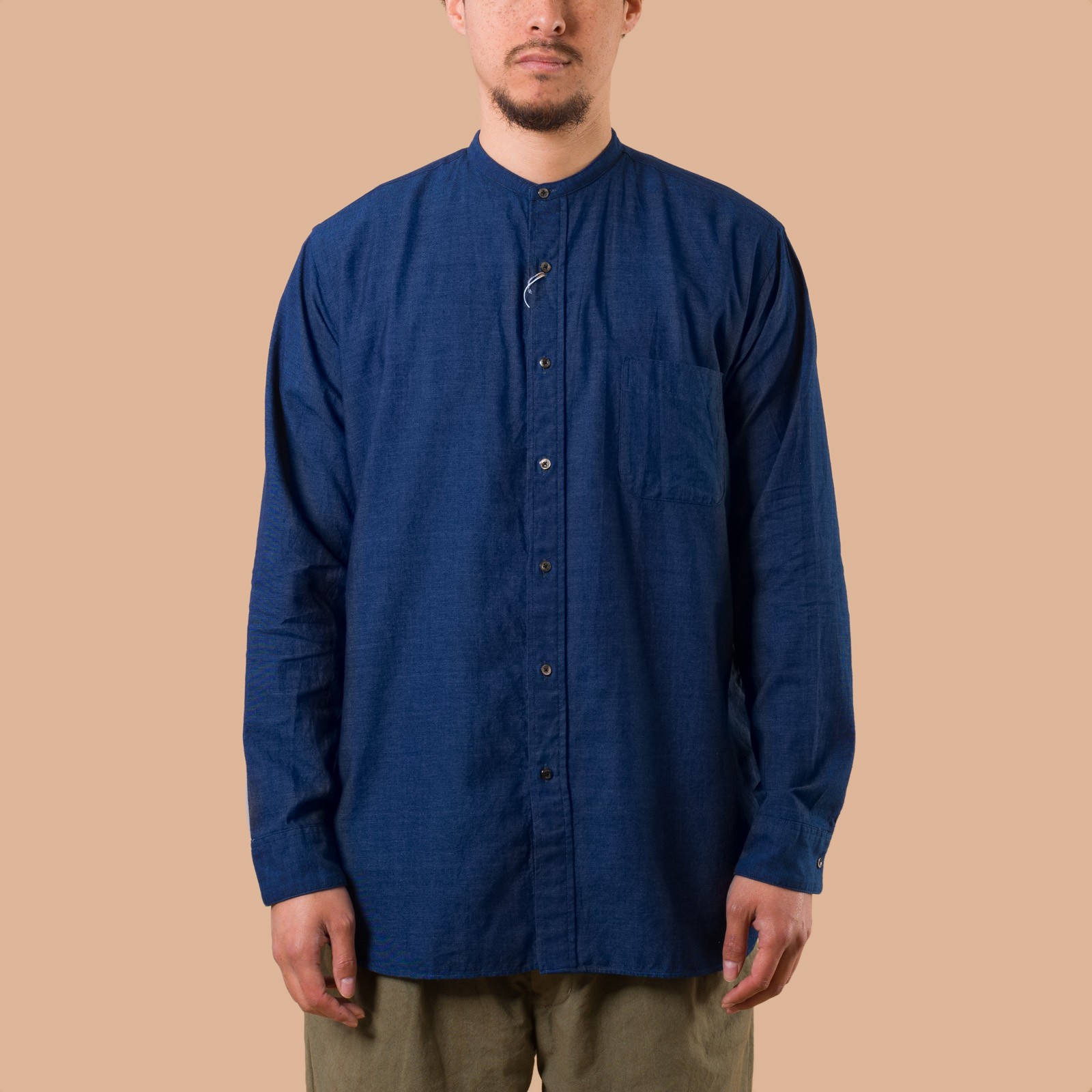 image porté chamise BEAMS PLUS  Band Collar Shirt Indigo Chambray de face