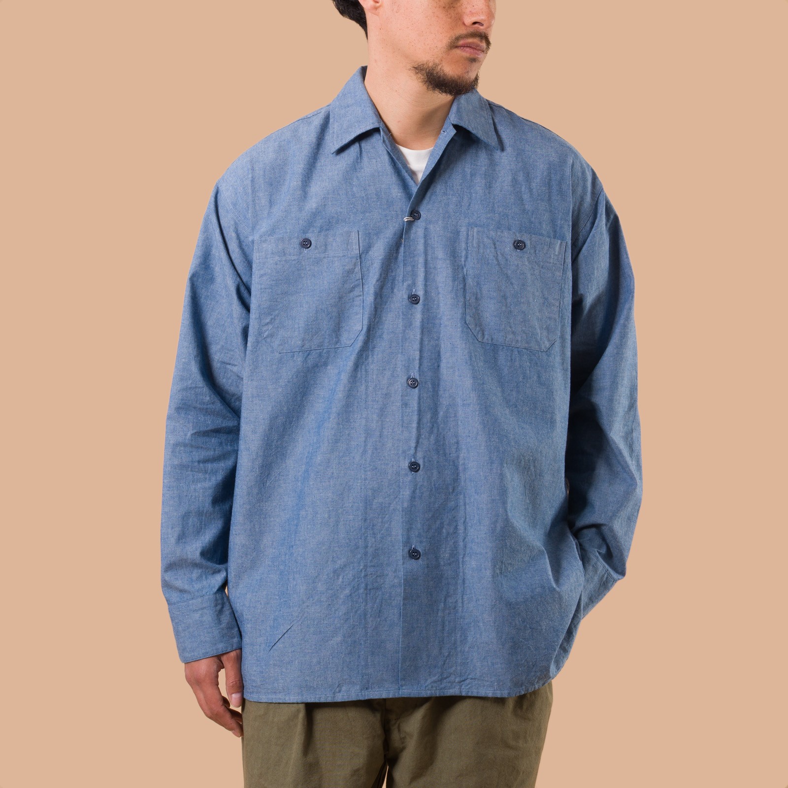 image porté de face flaneurs chemise chambray col cubin Beams Plus Japan