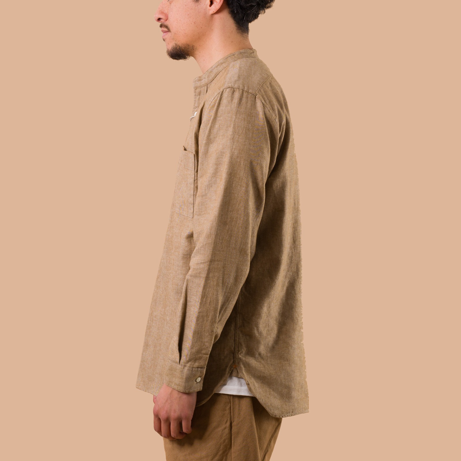 image portée de profil flaneurs chemise sans col herrigbone camel Beams Plus Japan