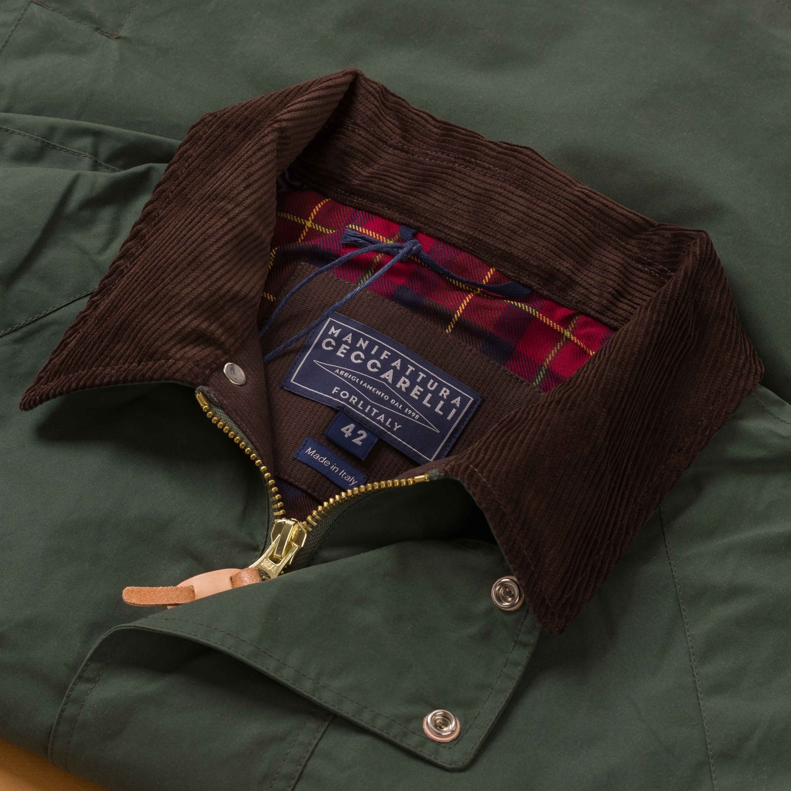 Image-Flâneurs_MANIFATTURA CECCARELLI / Rain Caban Dark Green détail col