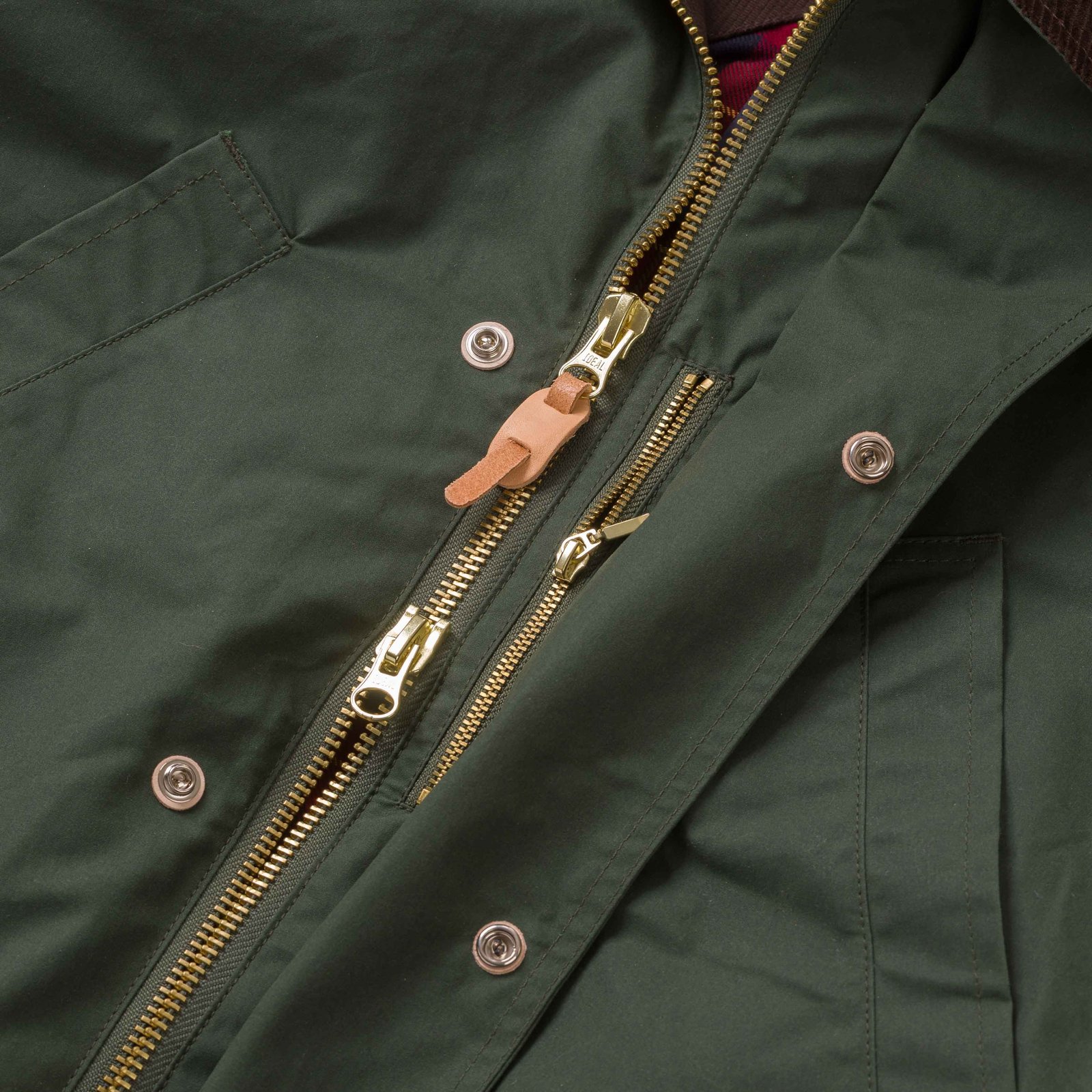 Image-Flâneurs_MANIFATTURA CECCARELLI / Rain Caban Dark Green détail zip