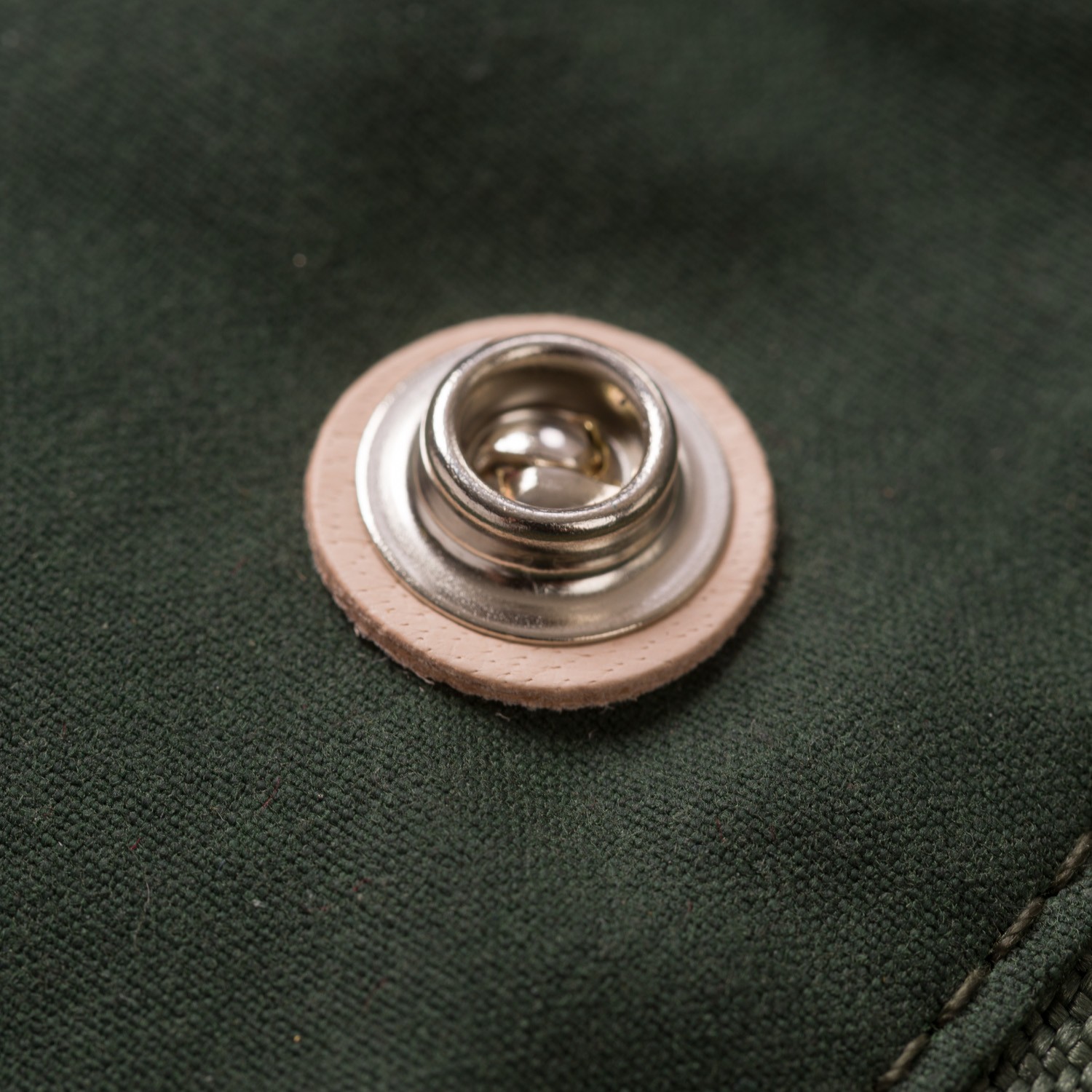 Image-Flâneurs_MANIFATTURA CECCARELLI / Rain Caban Dark Green détail bouton