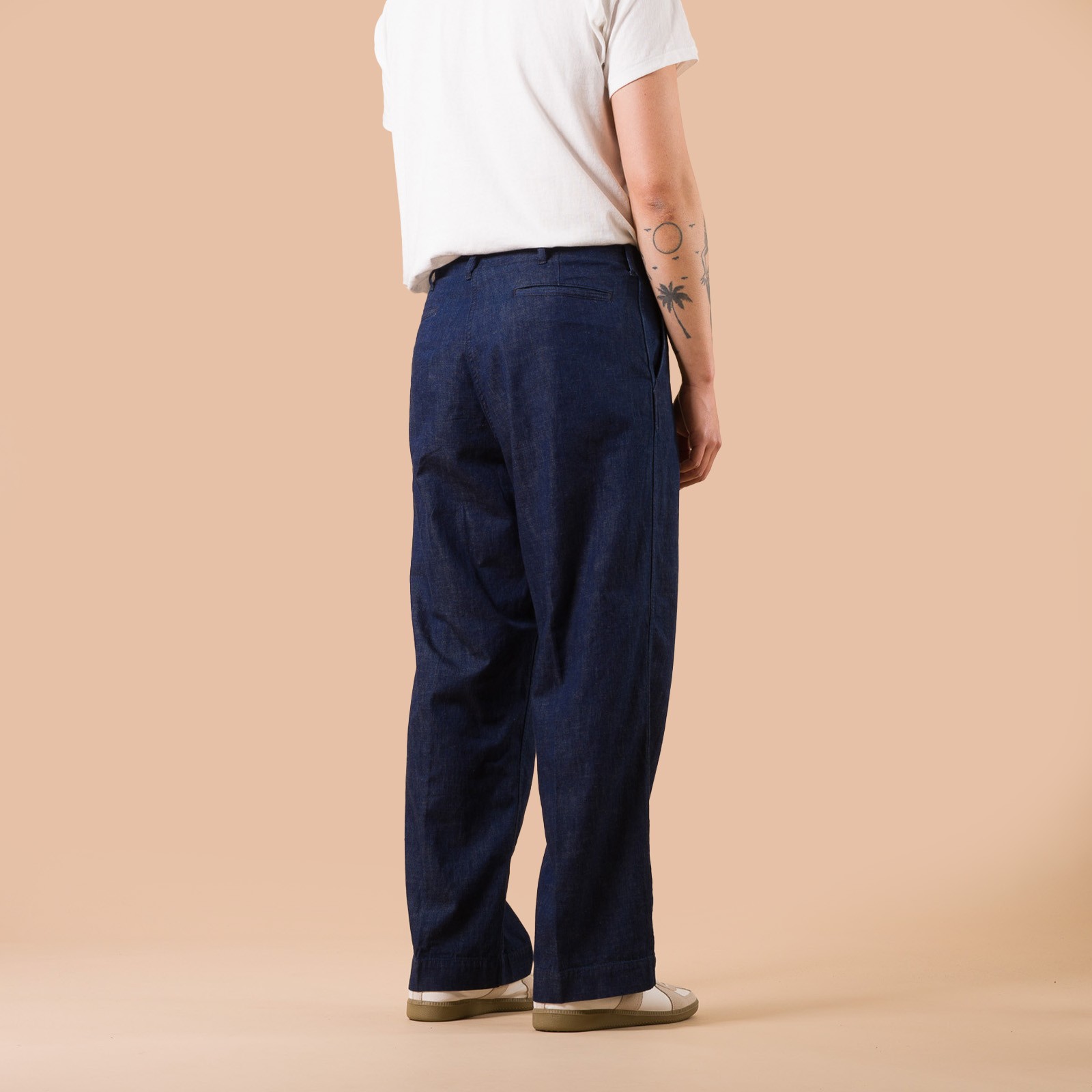 Image-Flâneurs_BEAMS PLUS / MIL Trousers Denim 8oz Indigo de dos