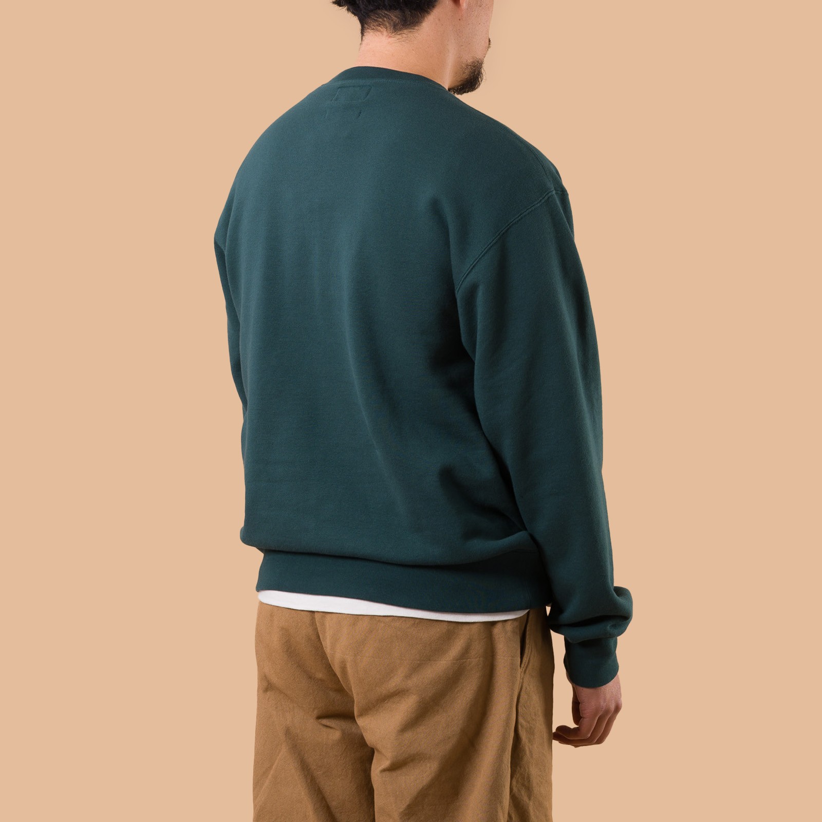 Image-Flâneurs_BEAMS PLUS / Crewneck Sweatshirt Dark Green de dos