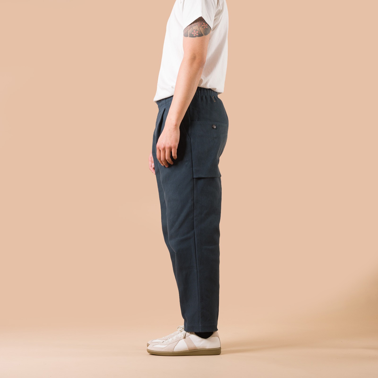 Image-Flâneurs_JACKMAN / Sashiko Umps Pants Iron Navy de profil